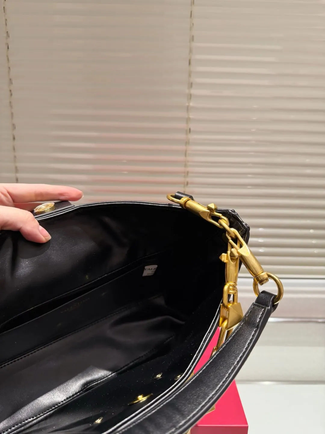 P400 Comes with box ⚠️Size 28.22 Valentino VSLING handbag Unlocks fashion charm Can be salty or sweet The most beautiful girl on the street