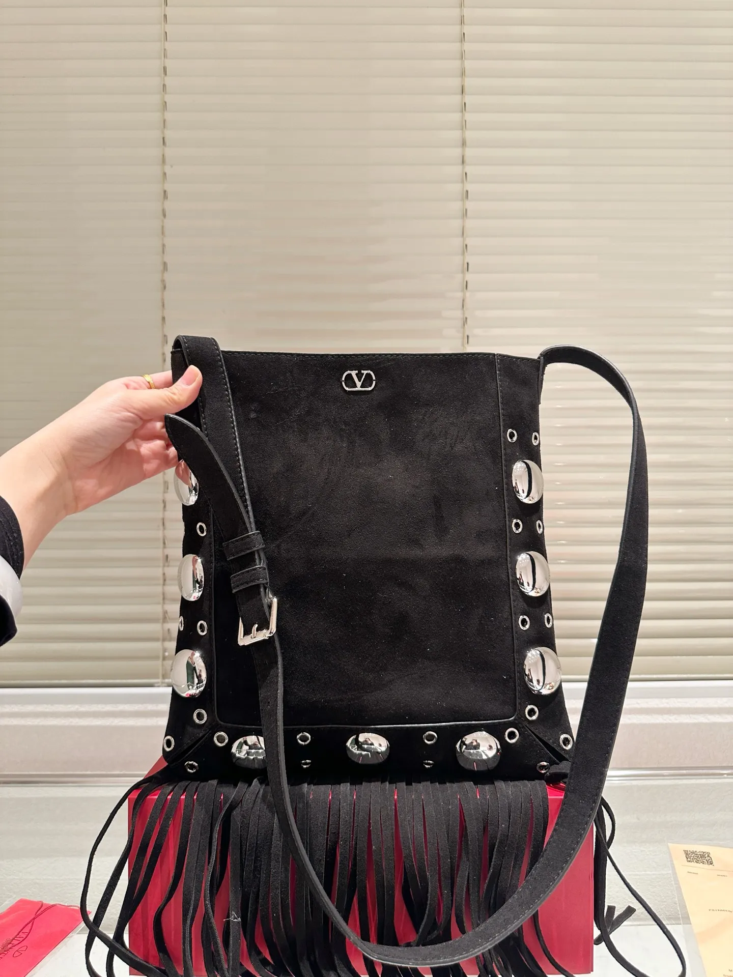 P480 box size: 28 30cm Valentino new product! Who can resist this style? It’s totally okay to wear in spring, summer, autumn and winter~