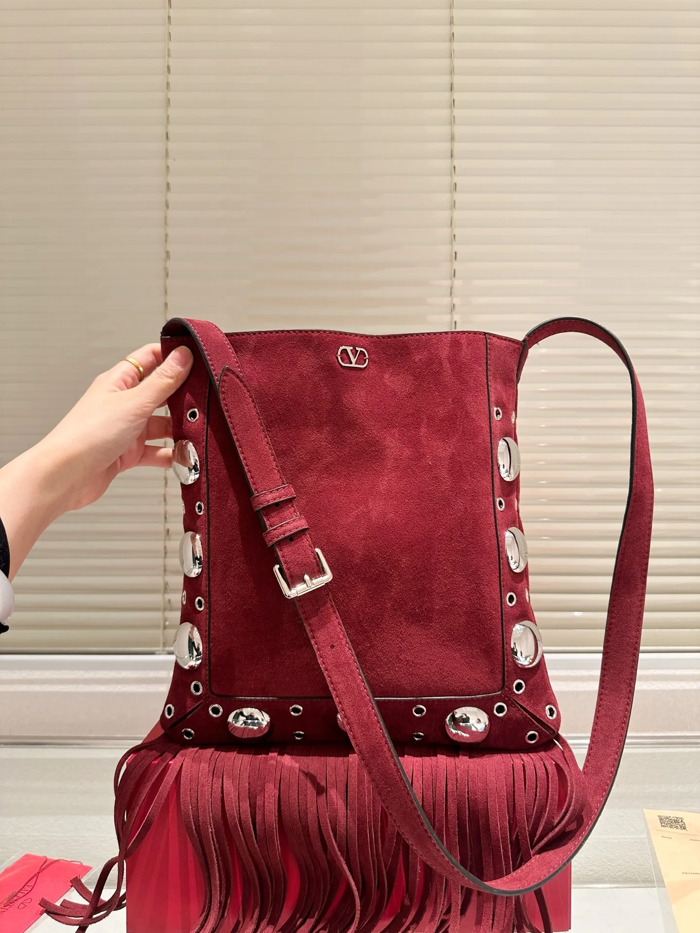 P480 box size: 28 30cm Valentino new product! Who can resist this style? It’s totally okay to wear in spring, summer, autumn and winter~