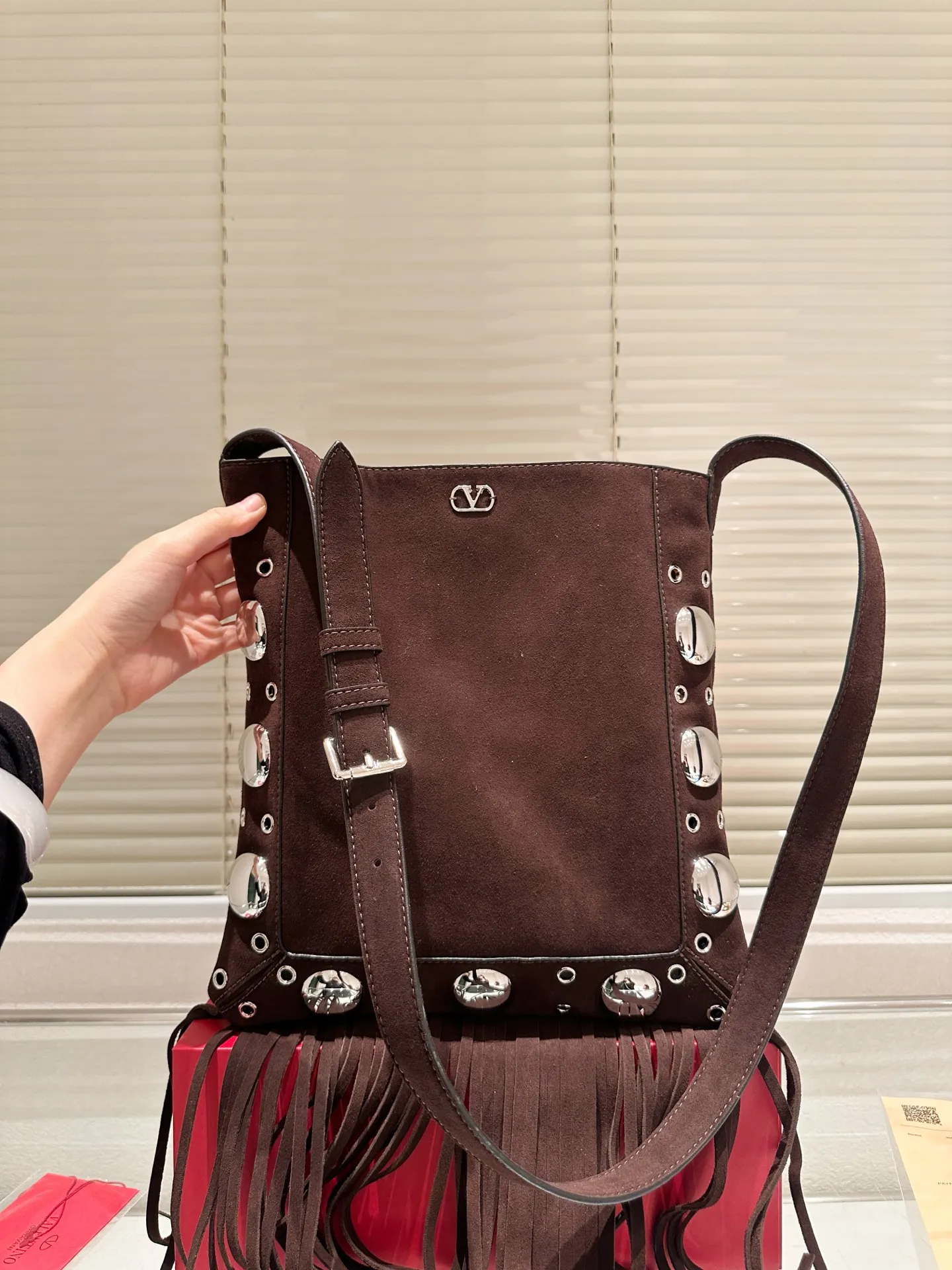 P480 box size: 28 30cm Valentino new product! Who can resist this style? It’s totally okay to wear in spring, summer, autumn and winter~