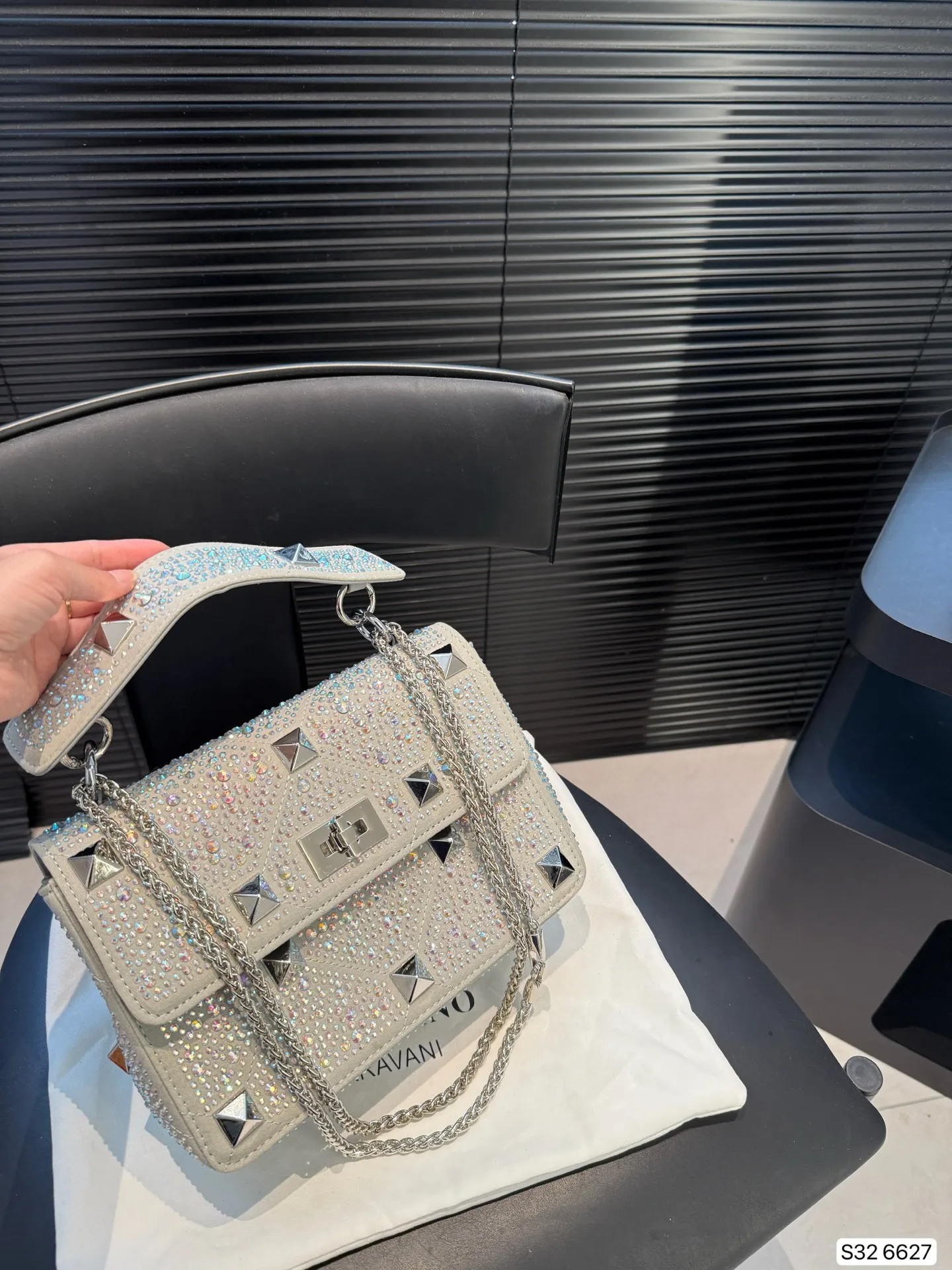 P420 with folding box Valentino rhinestone bag, versatile and fashionable, super good-looking, a must-have item for every trendy and cool girl/ Size: 24 17 Item No. 6627