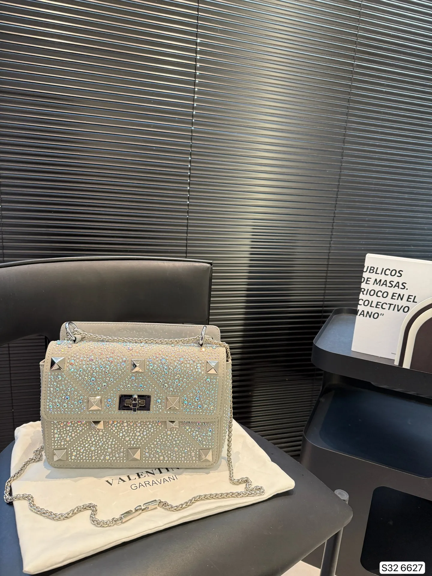 P420 with folding box Valentino rhinestone bag, versatile and fashionable, super good-looking, a must-have item for every trendy and cool girl/ Size: 24 17 Item No. 6627