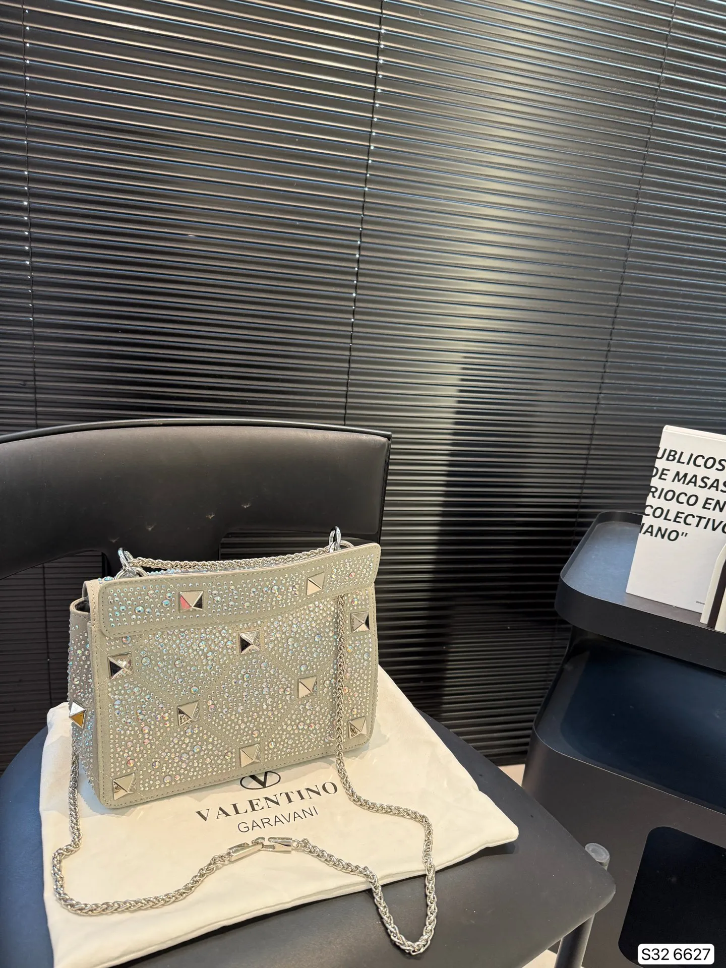P420 with folding box Valentino rhinestone bag, versatile and fashionable, super good-looking, a must-have item for every trendy and cool girl/ Size: 24 17 Item No. 6627
