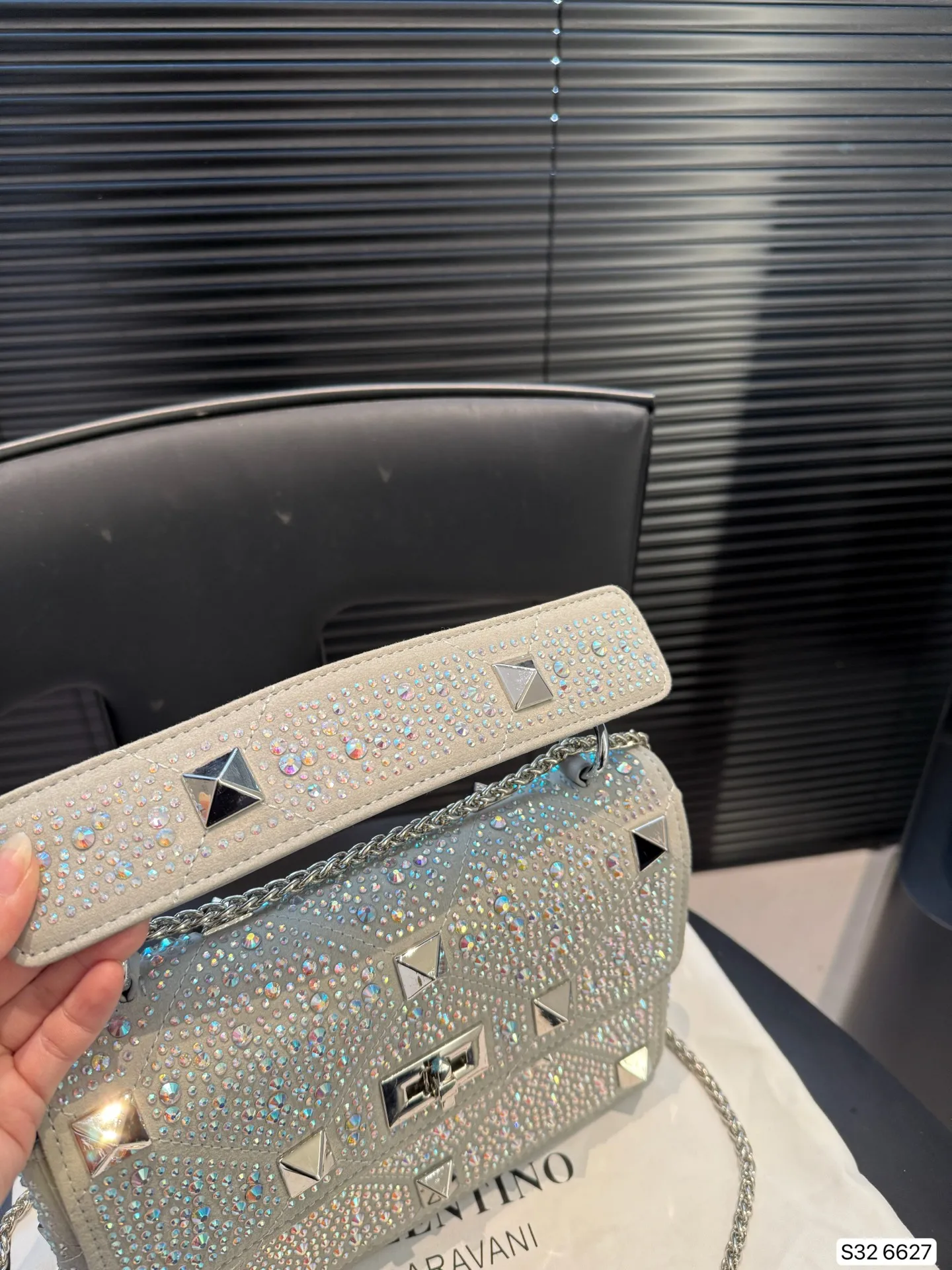 P420 with folding box Valentino rhinestone bag, versatile and fashionable, super good-looking, a must-have item for every trendy and cool girl/ Size: 24 17 Item No. 6627