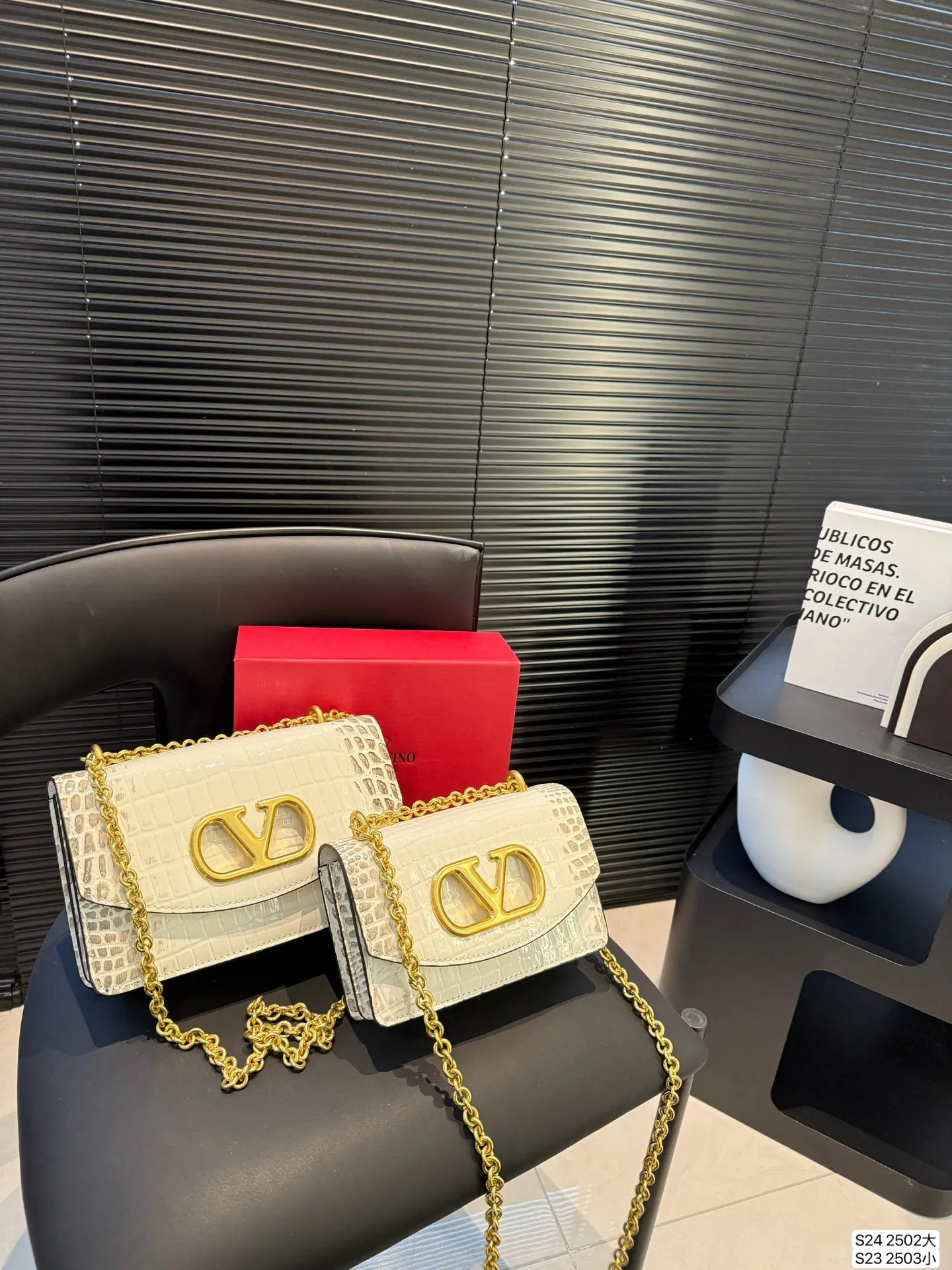 Large size P340 Small size P330 with folding box Valentino chain bag Valentino SS25 Vain series chain bag creates simple retro style smooth cow leather touch advanced metal suction buckle opening and closing method It feels like a jewelry box #Valentinovalentino # retro # Size: Large 24 15 Small 19 12 Item No. Large 2502 Small 2503