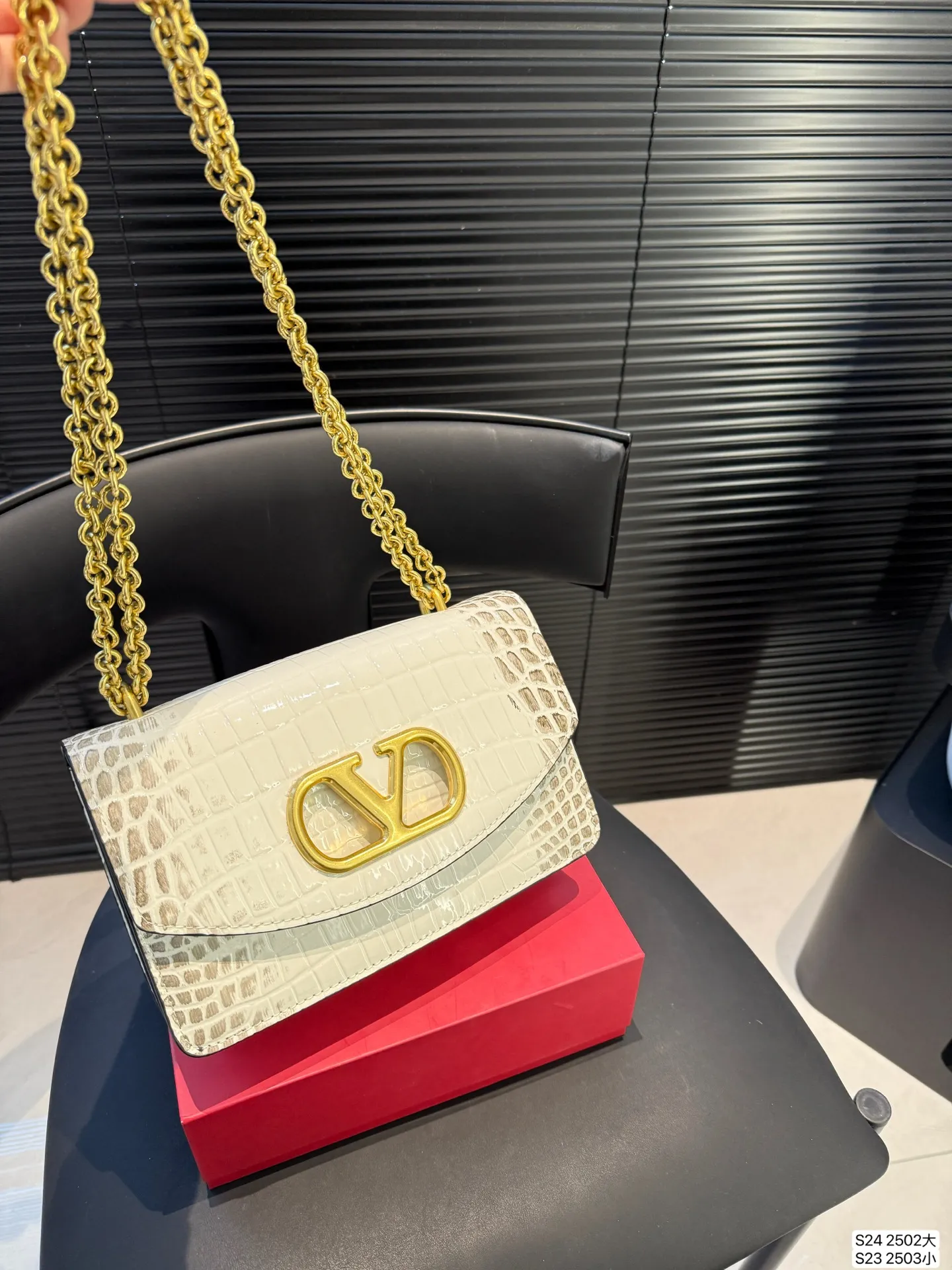 Large size P340 Small size P330 with folding box Valentino chain bag Valentino SS25 Vain series chain bag creates simple retro style smooth cow leather touch advanced metal suction buckle opening and closing method It feels like a jewelry box #Valentinovalentino # retro # Size: Large 24 15 Small 19 12 Item No. Large 2502 Small 2503