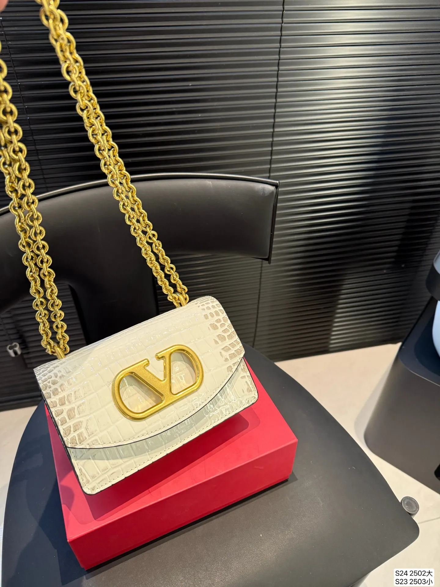 Large size P340 Small size P330 with folding box Valentino chain bag Valentino SS25 Vain series chain bag creates simple retro style smooth cow leather touch advanced metal suction buckle opening and closing method It feels like a jewelry box #Valentinovalentino # retro # Size: Large 24 15 Small 19 12 Item No. Large 2502 Small 2503