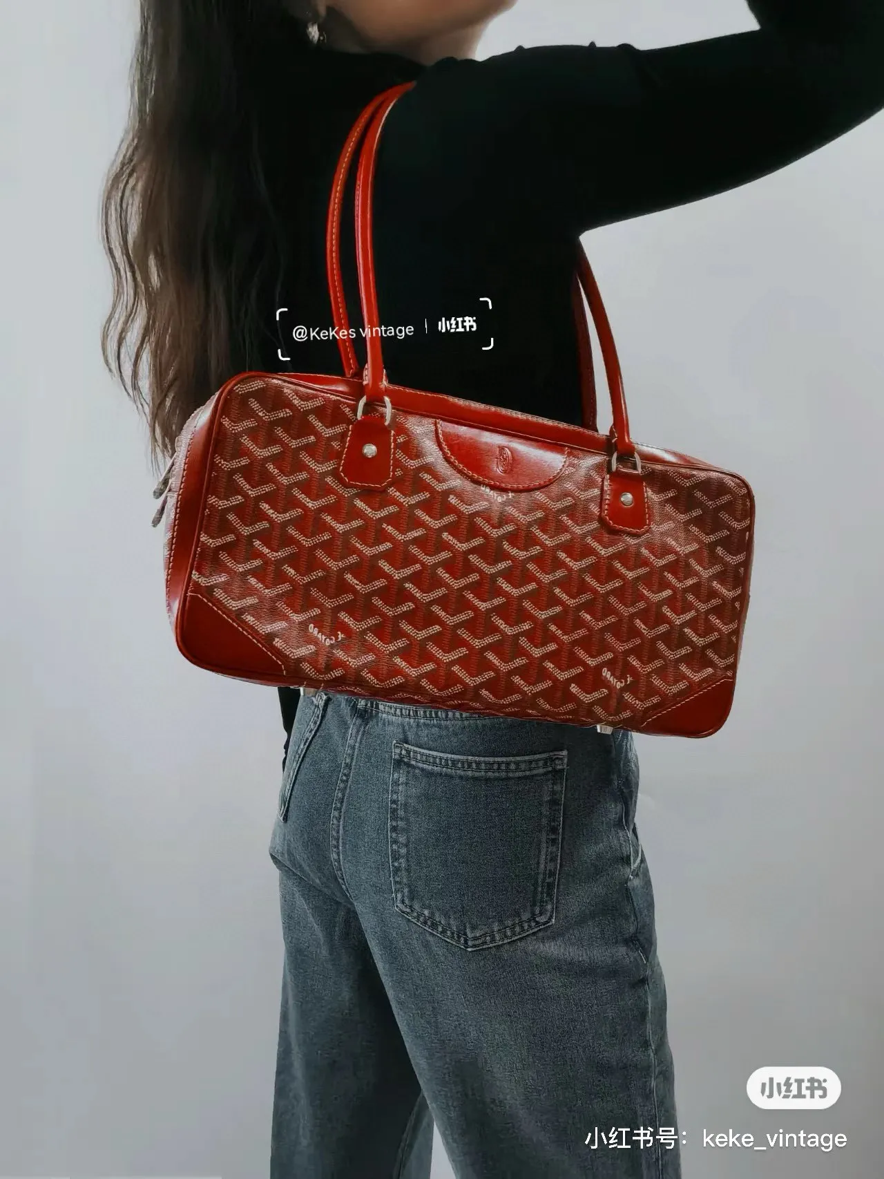 Large size P340 Small size P330 with folding box Valentino chain bag Valentino SS25 Vain series chain bag creates simple retro style smooth cow leather touch advanced metal suction buckle opening and closing method It feels like a jewelry box #Valentinovalentino # retro # Size: Large 24 15 Small 19 12 Item No. Large 2502 Small 2503