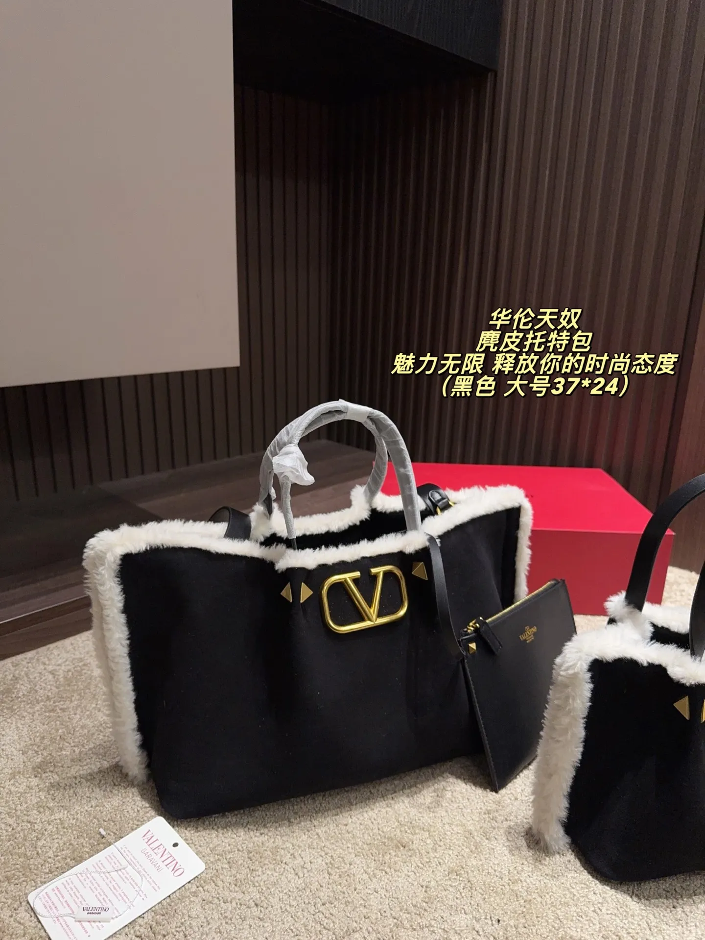 Large p460 without box ⚠️ size 37*24 Small size P450 without box ⚠️ size 25*19 Valentino suede tote bag has unlimited charm and unleashes your fashion attitude. It has a unique appearance and many cute colors to choose from. It is a fashion item not to be missed. Different from the softness of canvas bags, it creates a free and easy feeling when carried on the body. It is super textured and is loved by fashionistas.