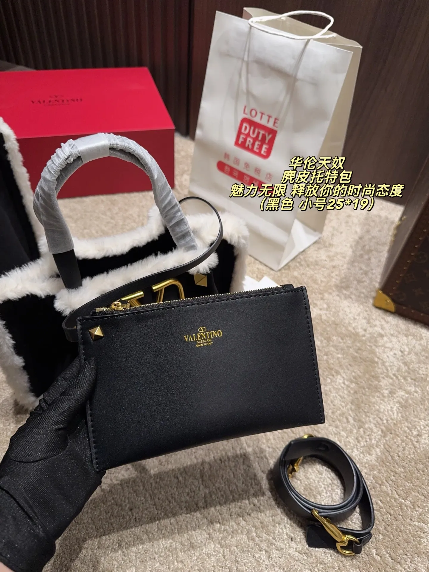 Large p460 without box ⚠️ size 37*24 Small size P450 without box ⚠️ size 25*19 Valentino suede tote bag has unlimited charm and unleashes your fashion attitude. It has a unique appearance and many cute colors to choose from. It is a fashion item not to be missed. Different from the softness of canvas bags, it creates a free and easy feeling when carried on the body. It is super textured and is loved by fashionistas.