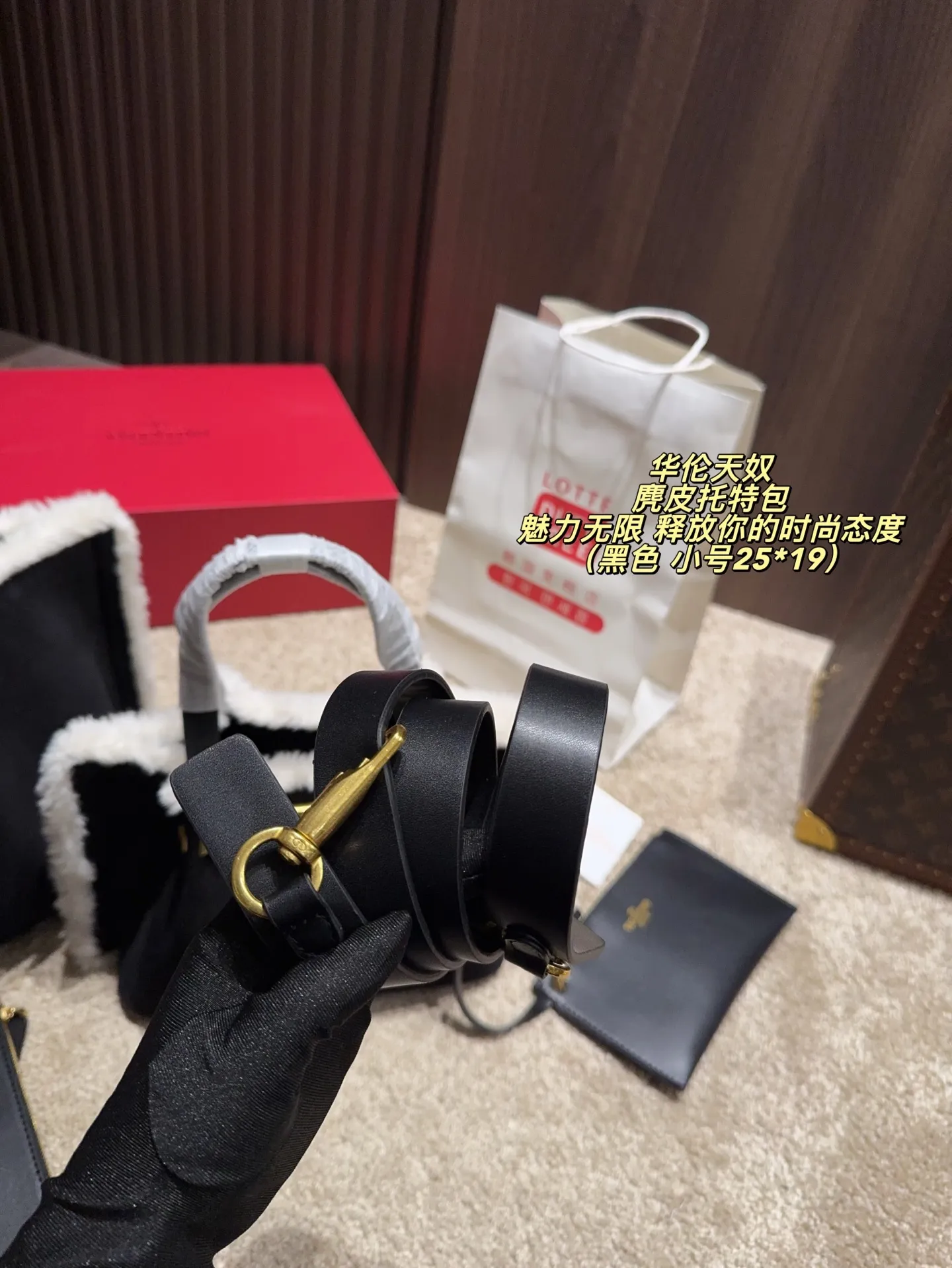 Large p460 without box ⚠️ size 37*24 Small size P450 without box ⚠️ size 25*19 Valentino suede tote bag has unlimited charm and unleashes your fashion attitude. It has a unique appearance and many cute colors to choose from. It is a fashion item not to be missed. Different from the softness of canvas bags, it creates a free and easy feeling when carried on the body. It is super textured and is loved by fashionistas.