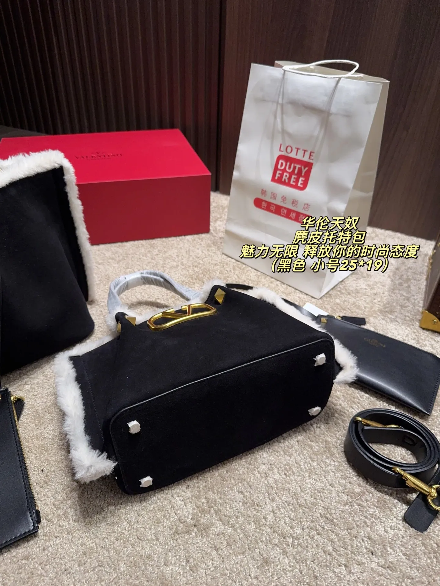Large p460 without box ⚠️ size 37*24 Small size P450 without box ⚠️ size 25*19 Valentino suede tote bag has unlimited charm and unleashes your fashion attitude. It has a unique appearance and many cute colors to choose from. It is a fashion item not to be missed. Different from the softness of canvas bags, it creates a free and easy feeling when carried on the body. It is super textured and is loved by fashionistas.