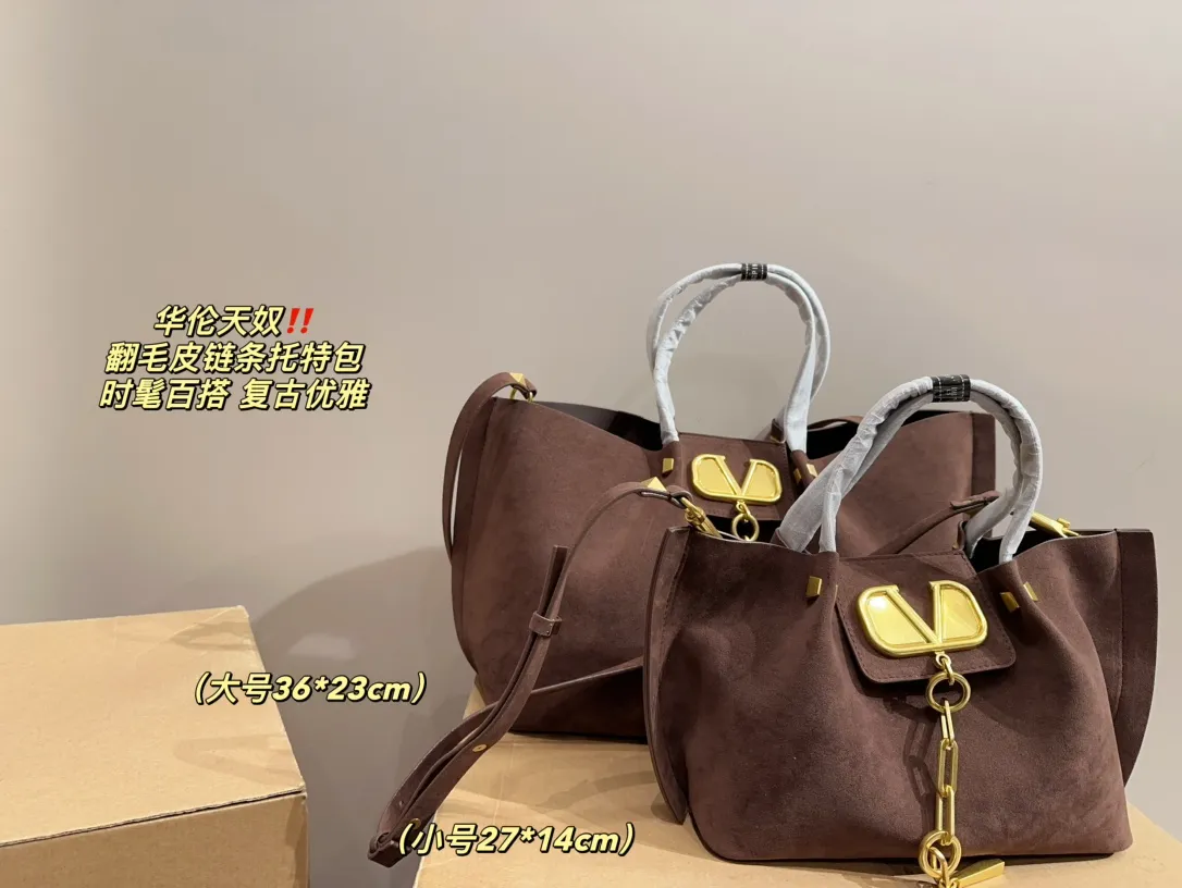 Large size P410⚠️Size 36.23 Small size P380⚠️Size 27.14 Valentino suede chain tote bag, fashionable and easy to match. It doesn’t look old-fashioned and goes well with Dandan’s beauty and temperament. The bonus is so high~ I love this calmness and elegance.