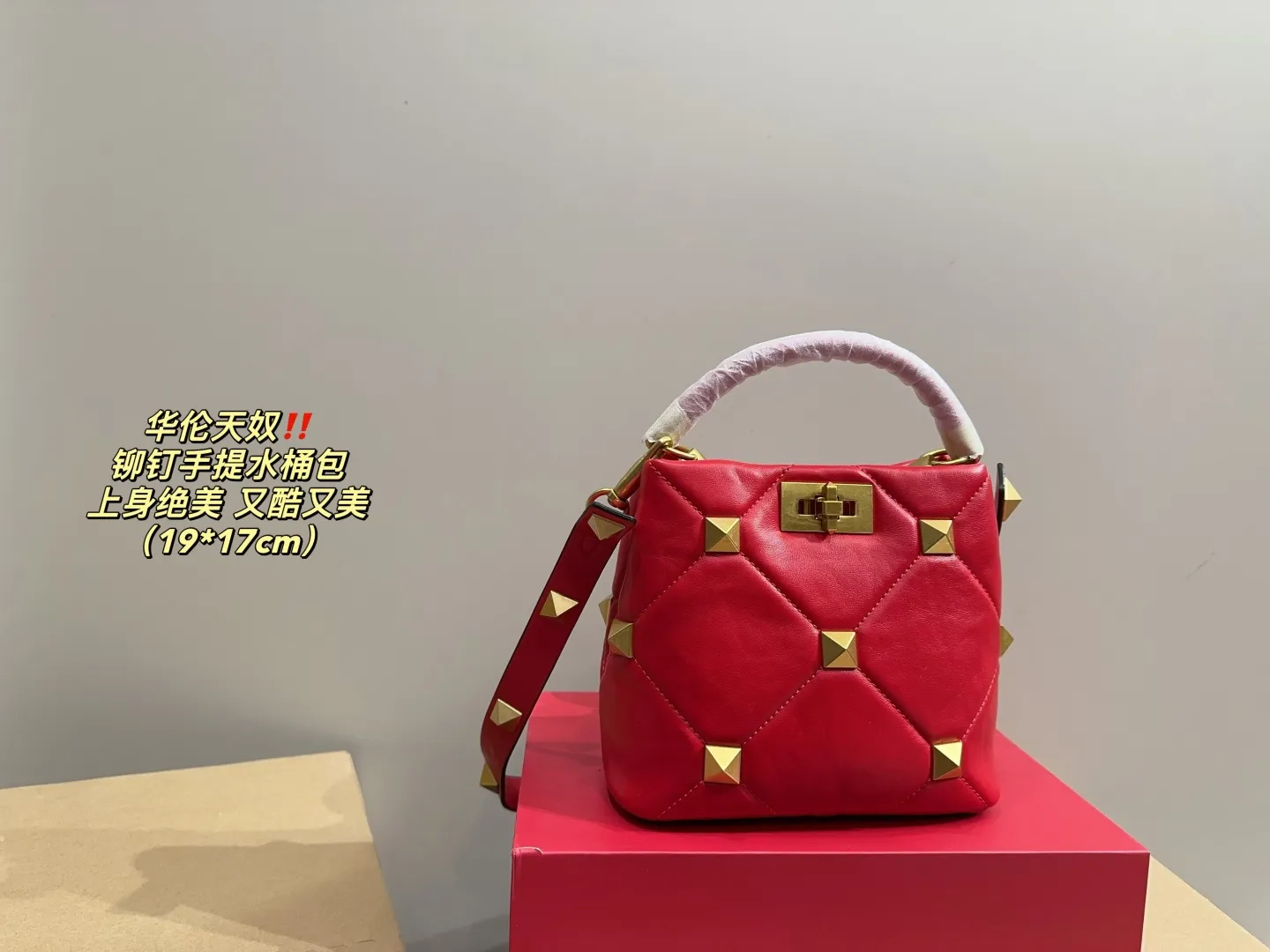 P370 comes with folding box ⚠️Size 19.17 Valentino plush portable bucket bag Exquisite and beautiful High-end elegance Easy to control, no matter the clothes or seasons Can be used all year round, can be salty or sweet Carry it on a tall girl, she has the temperament of a royal sister. Carry it on a small girl, it is a sweet girl
