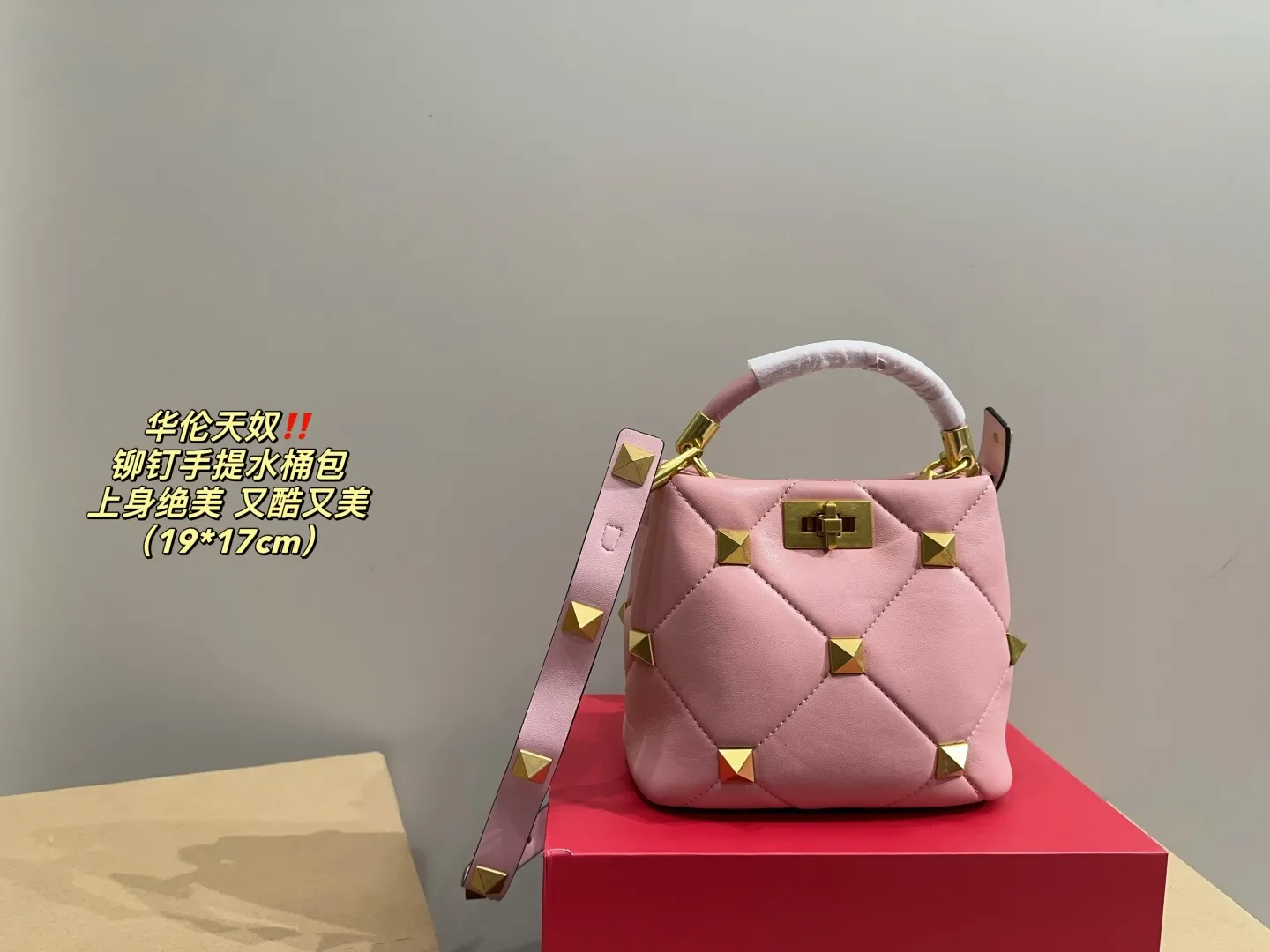 P370 comes with folding box ⚠️Size 19.17 Valentino plush portable bucket bag Exquisite and beautiful High-end elegance Easy to control, no matter the clothes or seasons Can be used all year round, can be salty or sweet Carry it on a tall girl, she has the temperament of a royal sister. Carry it on a small girl, it is a sweet girl
