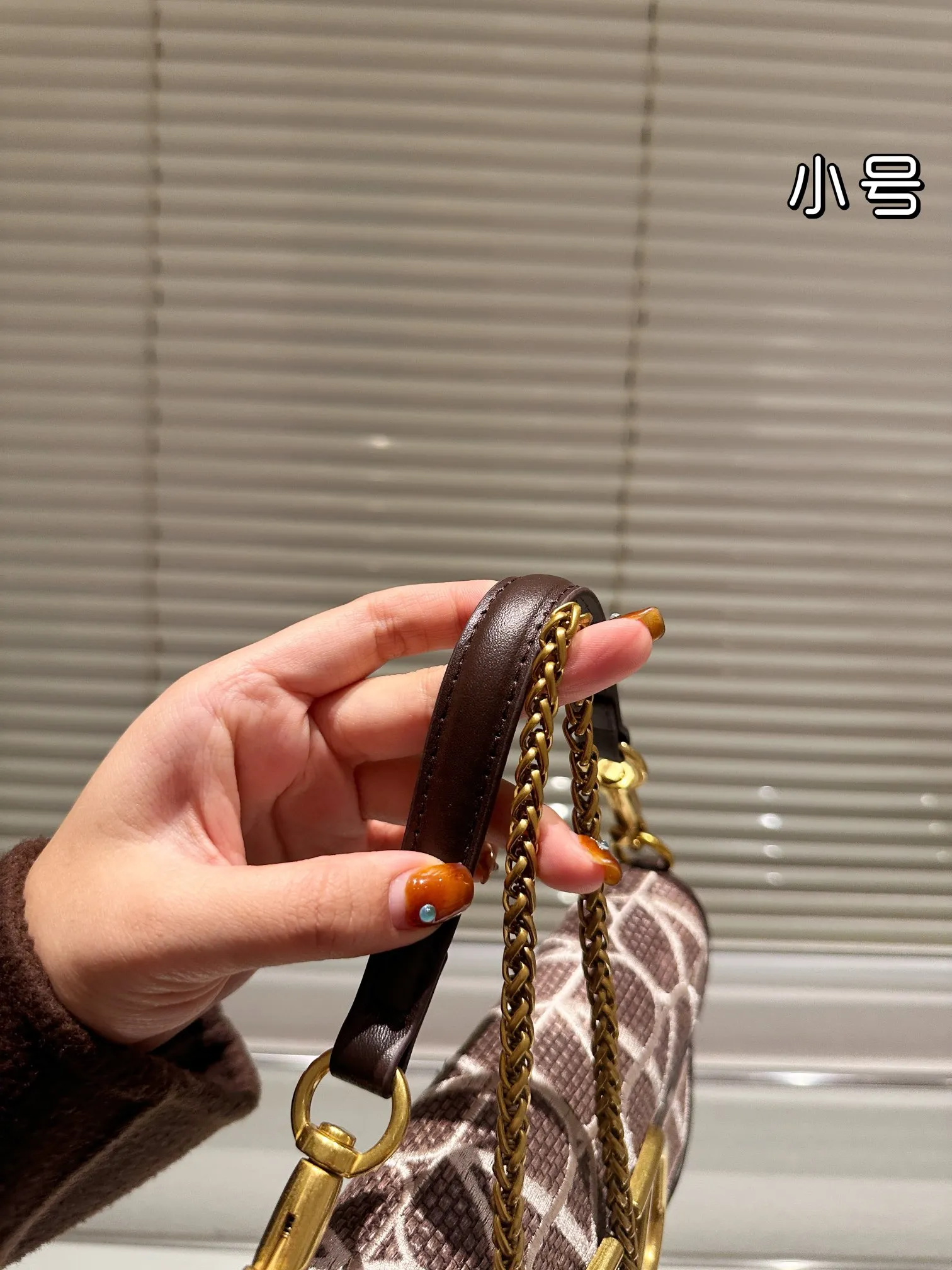 Large P380 Folding Box⚠️Size 26.11 Small P370 Folding Box⚠️Size 20.10 Valentino Loco Shoulder Bag Overflowing with a sense of luxury. This look is very versatile. No matter how you carry it, there is no pressure. Which girl can resist such a beautiful bag?