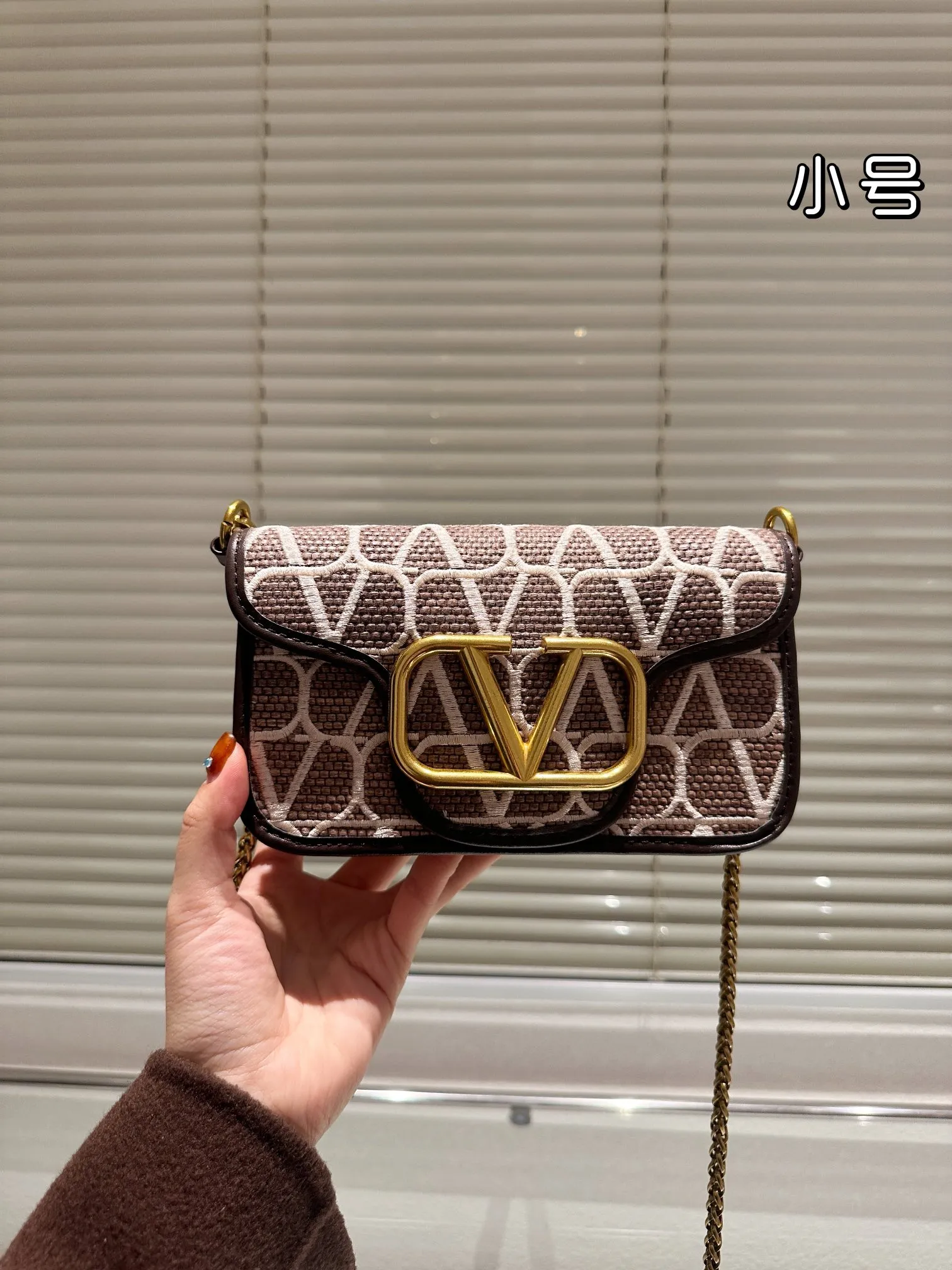 Large P380 Folding Box⚠️Size 26.11 Small P370 Folding Box⚠️Size 20.10 Valentino Loco Shoulder Bag Overflowing with a sense of luxury. This look is very versatile. No matter how you carry it, there is no pressure. Which girl can resist such a beautiful bag?