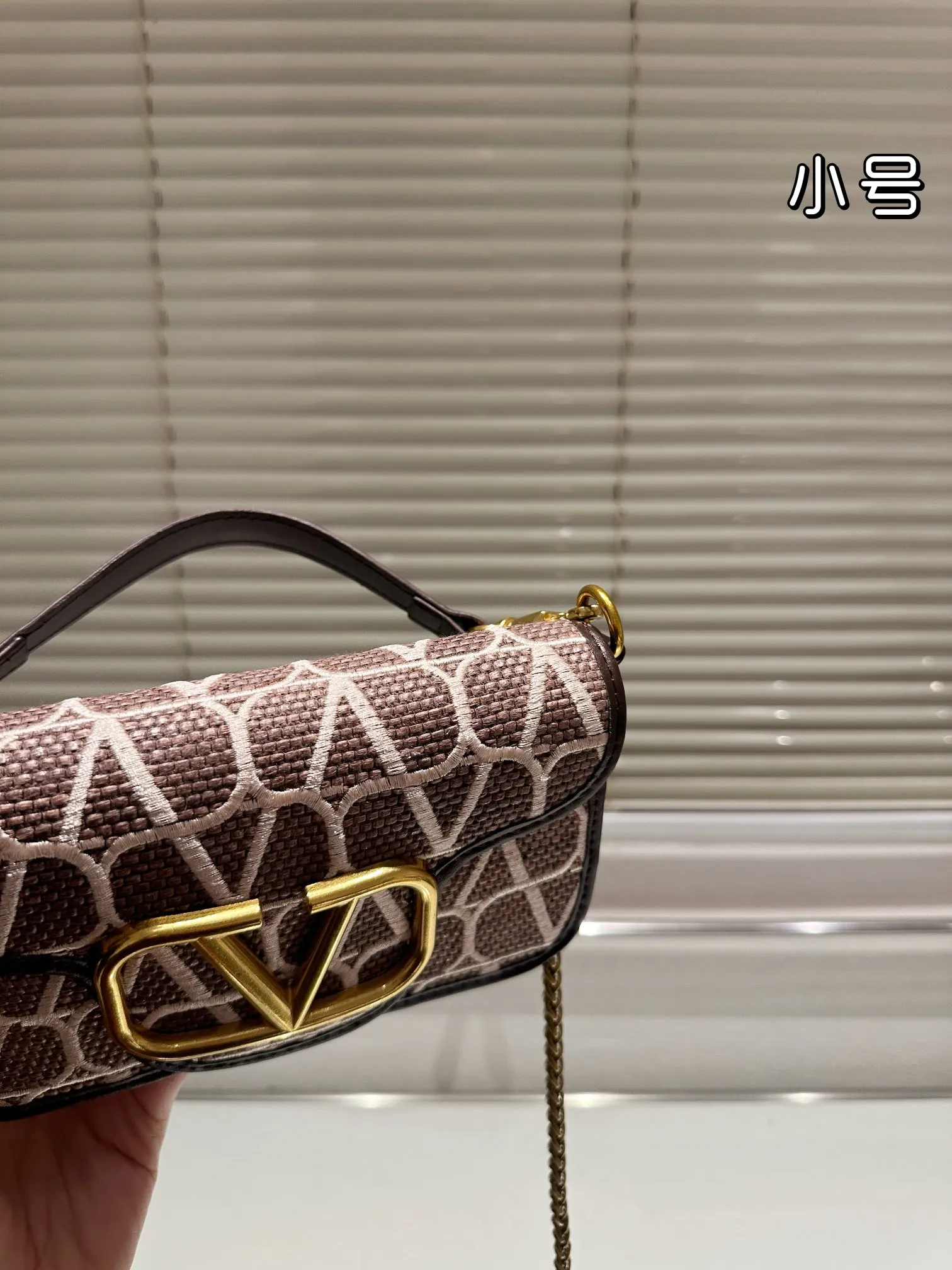 Large P380 Folding Box⚠️Size 26.11 Small P370 Folding Box⚠️Size 20.10 Valentino Loco Shoulder Bag Overflowing with a sense of luxury. This look is very versatile. No matter how you carry it, there is no pressure. Which girl can resist such a beautiful bag?