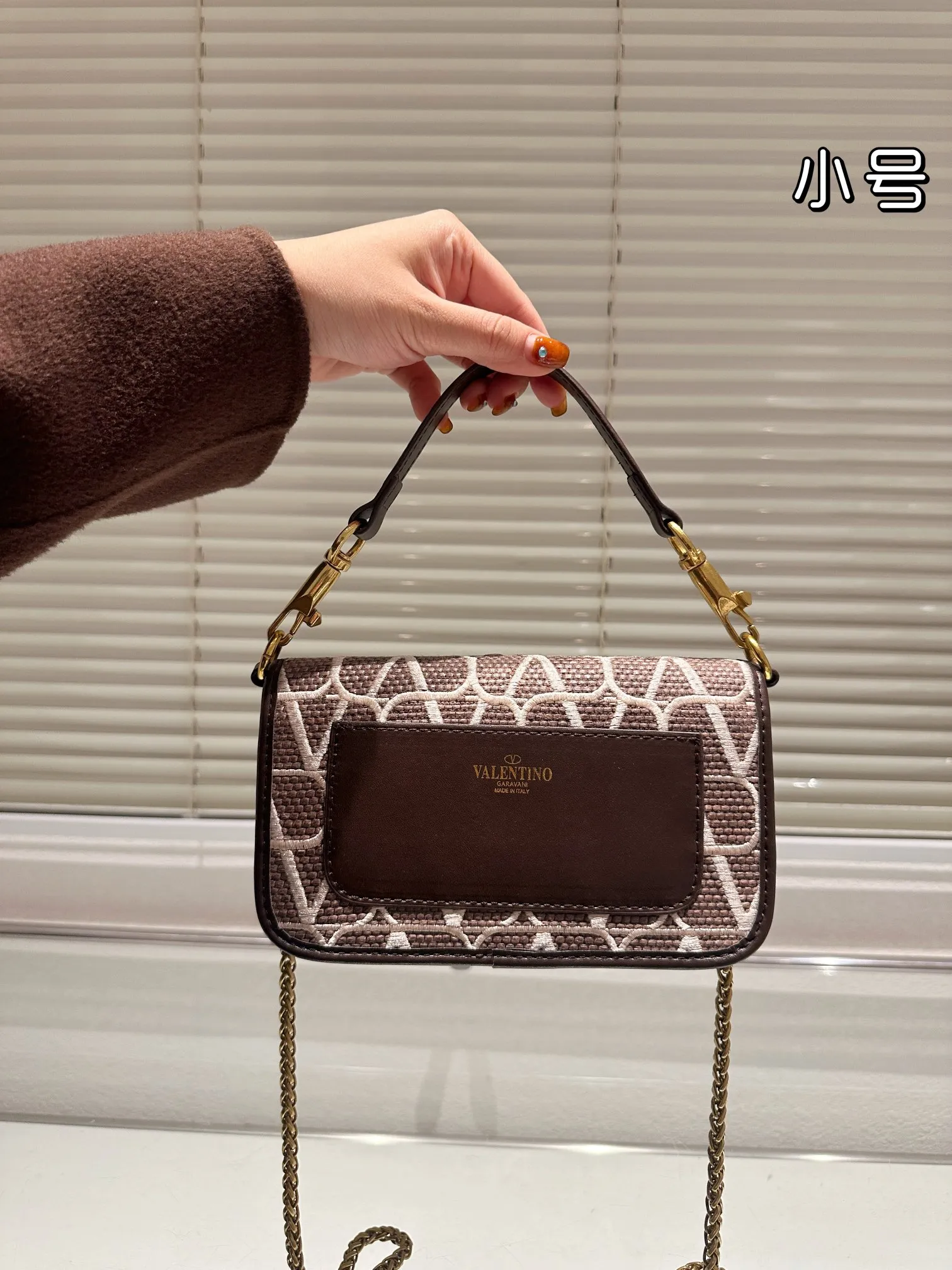 Large P380 Folding Box⚠️Size 26.11 Small P370 Folding Box⚠️Size 20.10 Valentino Loco Shoulder Bag Overflowing with a sense of luxury. This look is very versatile. No matter how you carry it, there is no pressure. Which girl can resist such a beautiful bag?