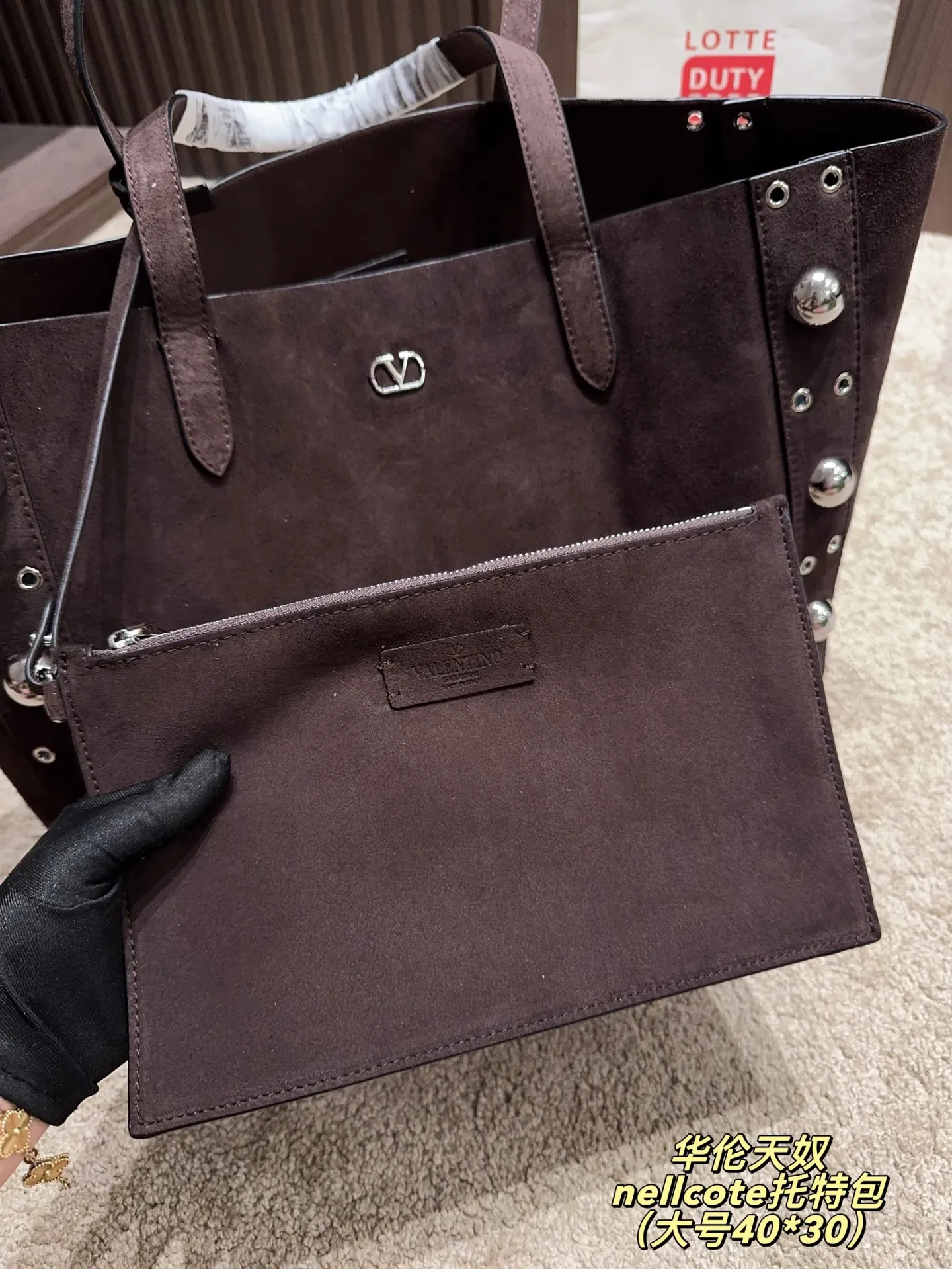 p360 comes with box⚠️Size 40*30 p480 comes with box⚠️Size 21*17 Valentino nellcote tote bag has a suede body, decorated with ball rivets and hollow details, balancing retro and fashionable. It can be freely switched between hand-carrying and shoulder-carrying, and combined with a detachable carrying bag, it combines practicality and fun.