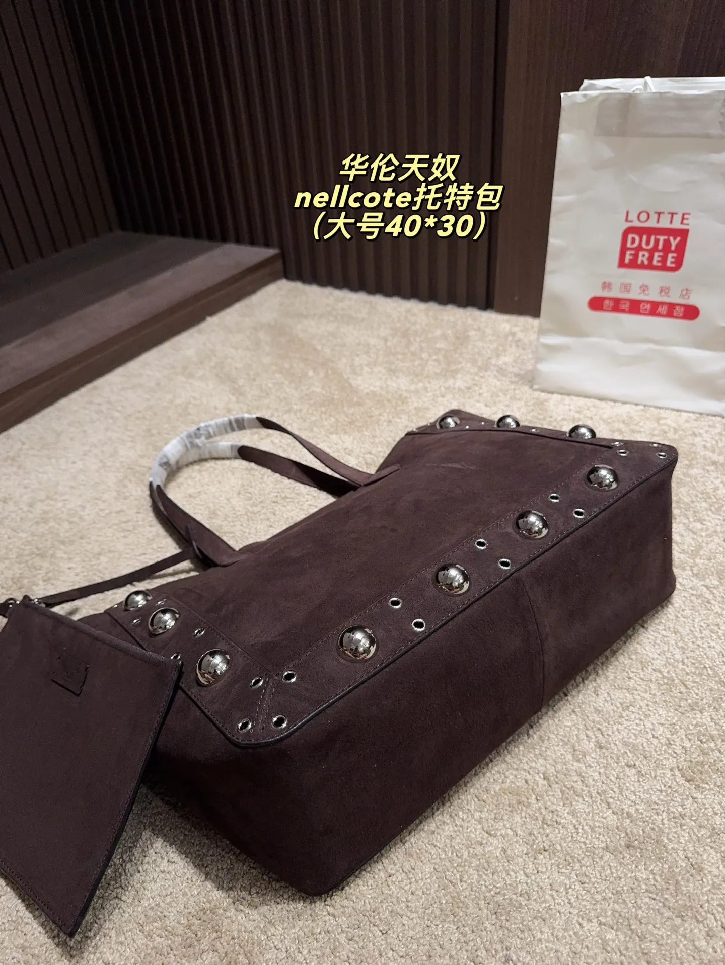 p360 comes with box⚠️Size 40*30 p480 comes with box⚠️Size 21*17 Valentino nellcote tote bag has a suede body, decorated with ball rivets and hollow details, balancing retro and fashionable. It can be freely switched between hand-carrying and shoulder-carrying, and combined with a detachable carrying bag, it combines practicality and fun.
