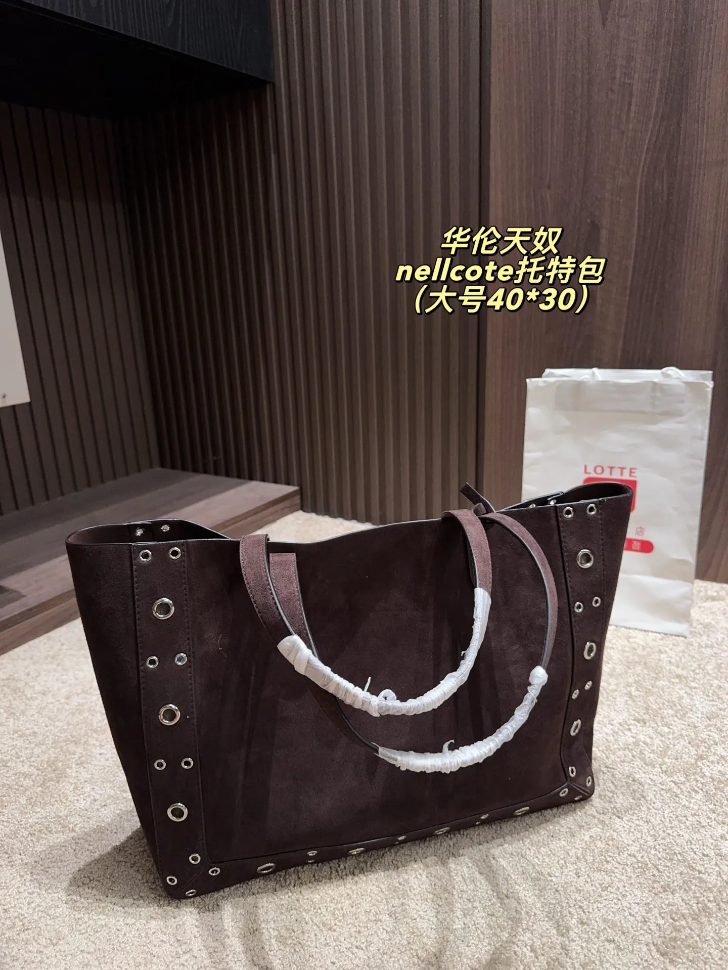 p360 comes with box⚠️Size 40*30 p480 comes with box⚠️Size 21*17 Valentino nellcote tote bag has a suede body, decorated with ball rivets and hollow details, balancing retro and fashionable. It can be freely switched between hand-carrying and shoulder-carrying, and combined with a detachable carrying bag, it combines practicality and fun.