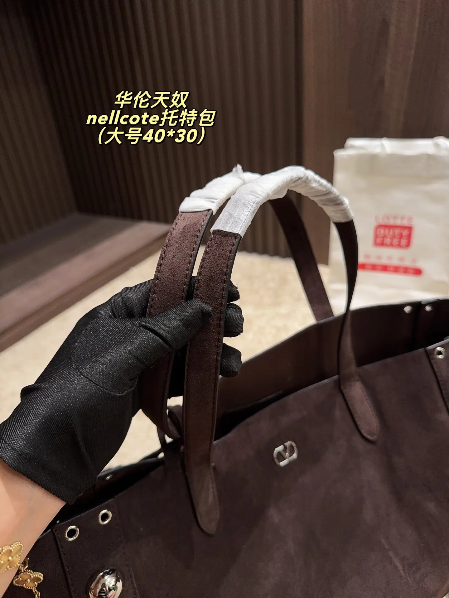 p360 comes with box⚠️Size 40*30 p480 comes with box⚠️Size 21*17 Valentino nellcote tote bag has a suede body, decorated with ball rivets and hollow details, balancing retro and fashionable. It can be freely switched between hand-carrying and shoulder-carrying, and combined with a detachable carrying bag, it combines practicality and fun.