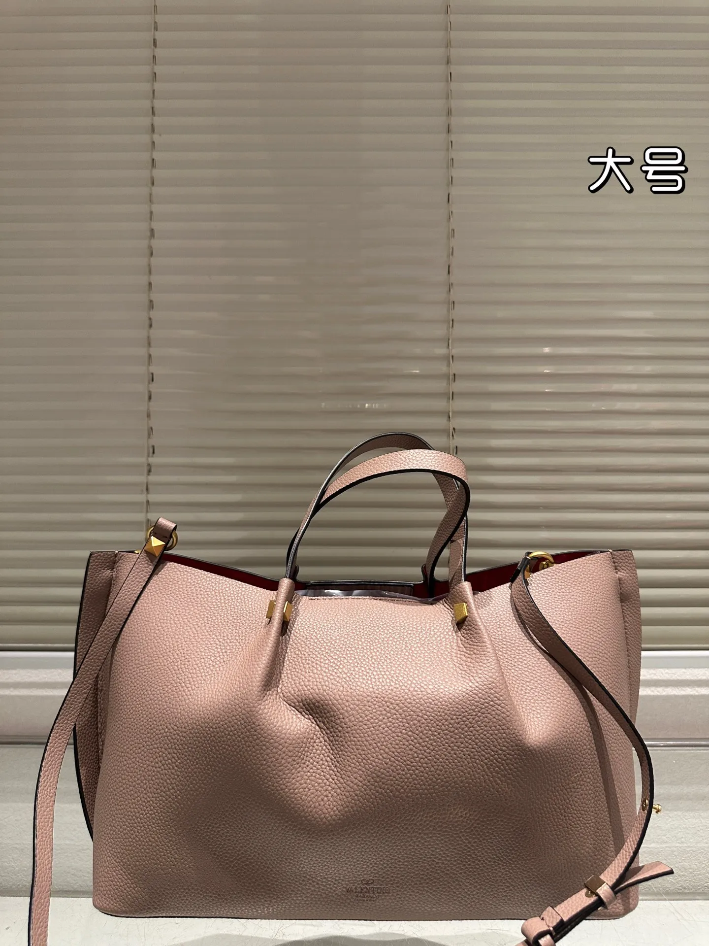 P380⚠️Size 37.24 Valentino handbag can be worn cross-body. It has a retro feel. It is high-end yet elegant. It has a great sense of atmosphere. It can be worn for commuting, leisure and dating.