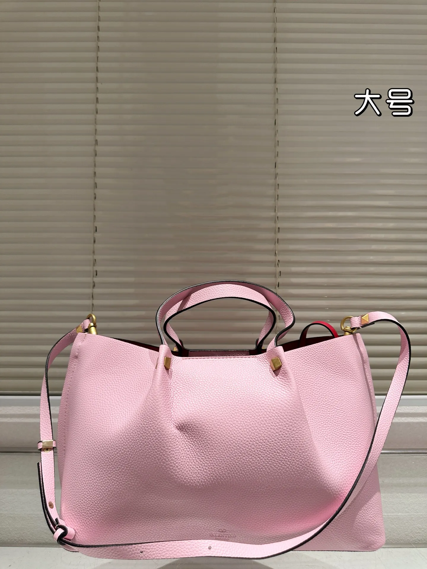 P380⚠️Size 37.24 Valentino handbag can be worn cross-body. It has a retro feel. It is high-end yet elegant. It has a great sense of atmosphere. It can be worn for commuting, leisure and dating.