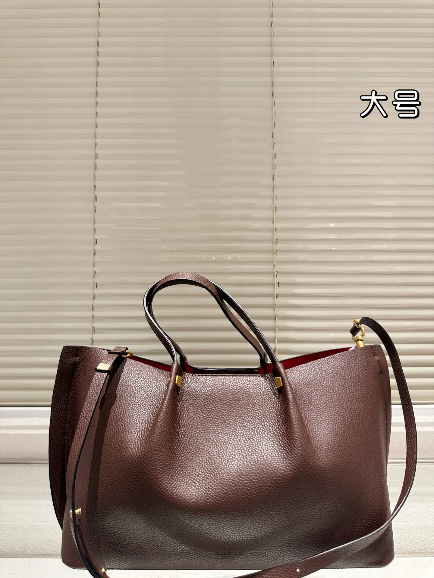 P380⚠️Size 37.24 Valentino handbag can be worn cross-body. It has a retro feel. It is high-end yet elegant. It has a great sense of atmosphere. It can be worn for commuting, leisure and dating.