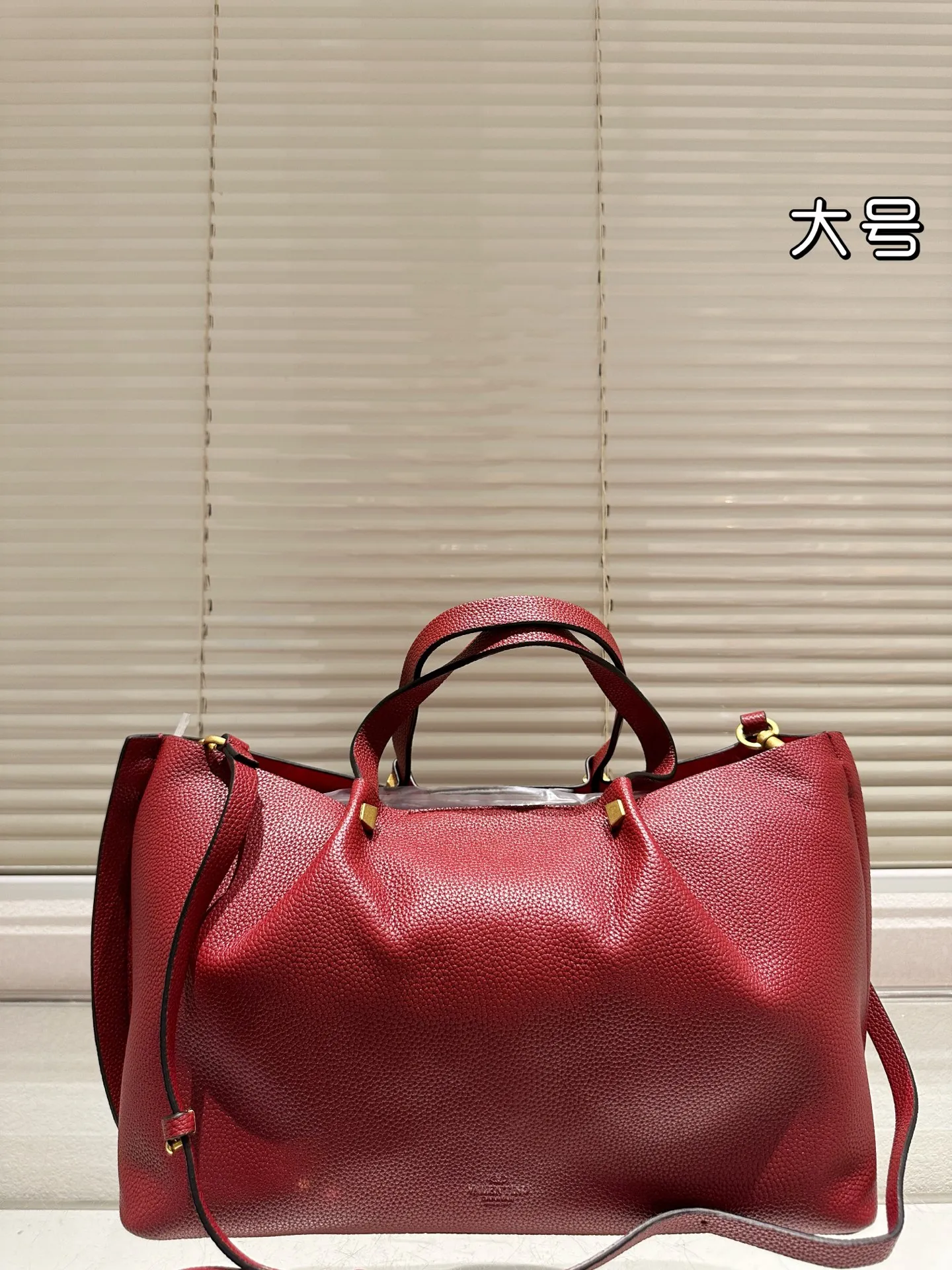 P380⚠️Size 37.24 Valentino handbag can be worn cross-body. It has a retro feel. It is high-end yet elegant. It has a great sense of atmosphere. It can be worn for commuting, leisure and dating.