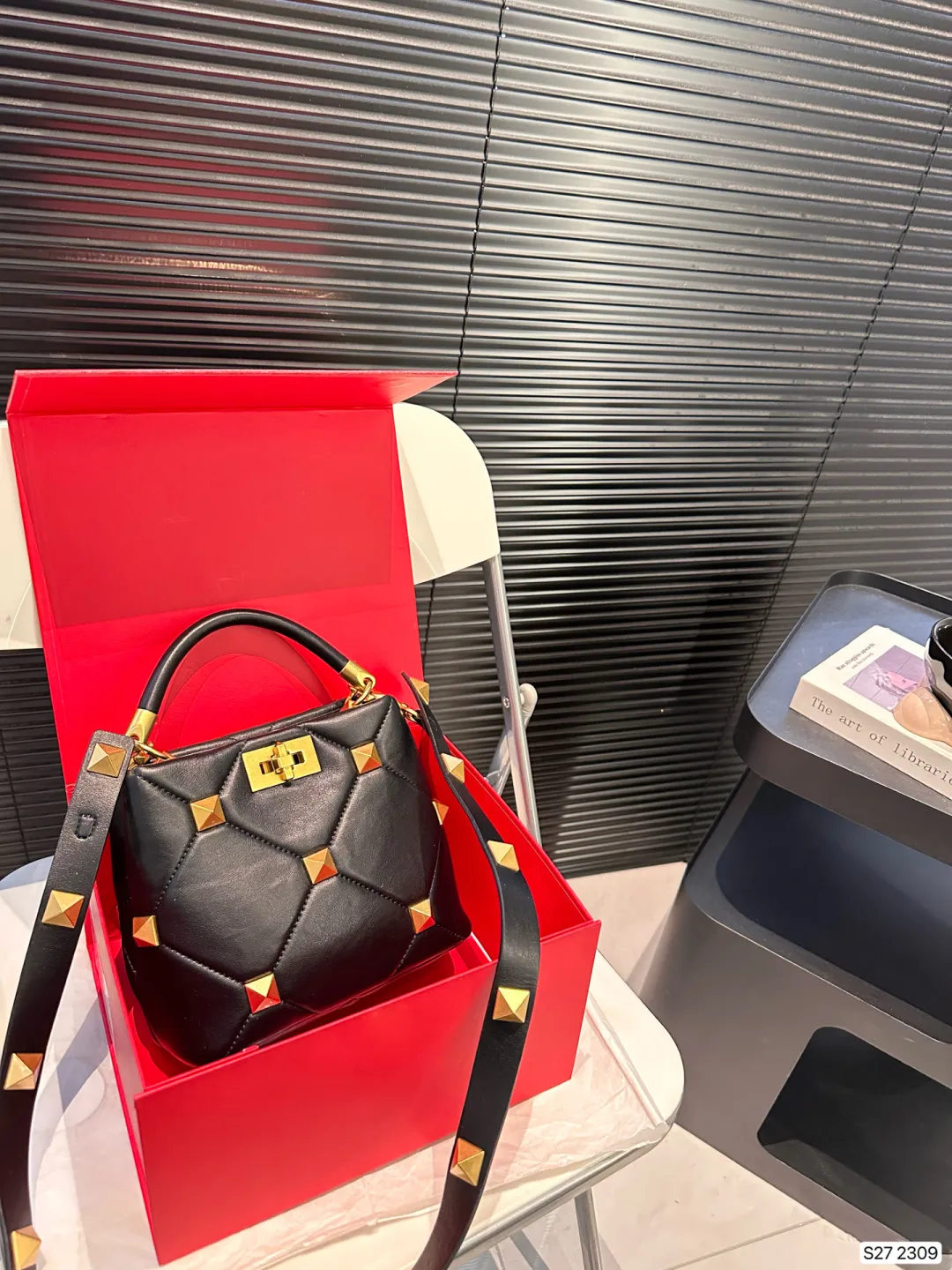 P370 comes with a folding box. Valentino bucket Valentino stud bag feels very gentle. The golden rivets add a touch of nobility. It looks small but has a large capacity. It is suitable for commuting and daily outings. Size: 20 18 Item No. 2309