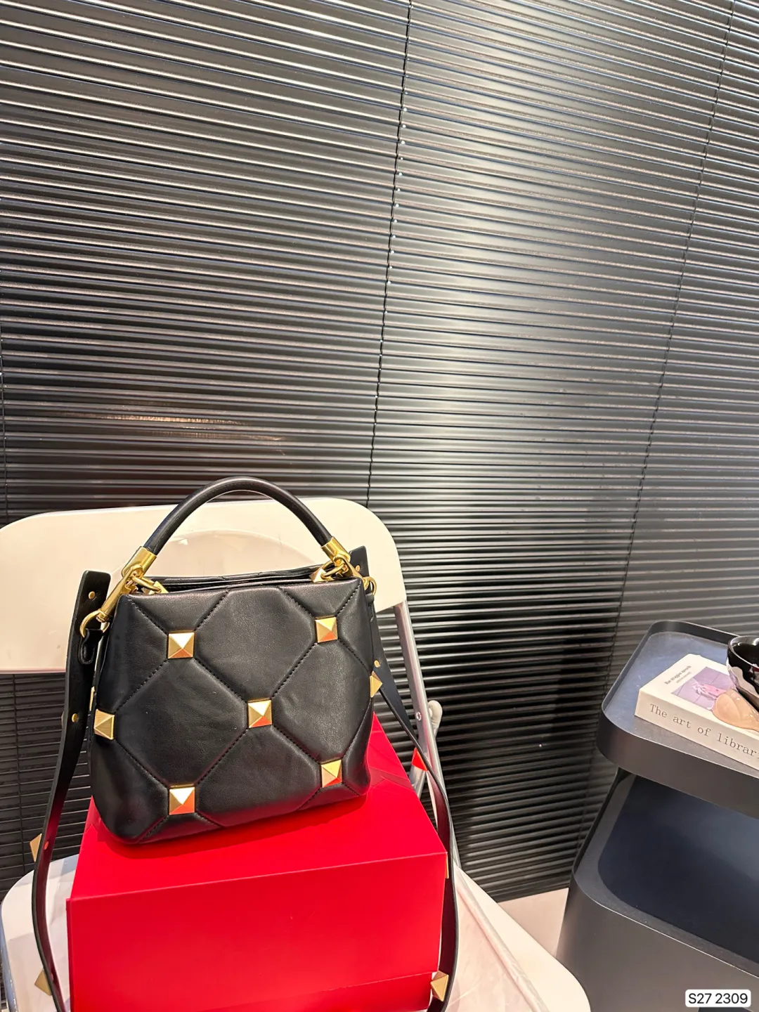 P370 comes with a folding box. Valentino bucket Valentino stud bag feels very gentle. The golden rivets add a touch of nobility. It looks small but has a large capacity. It is suitable for commuting and daily outings. Size: 20 18 Item No. 2309