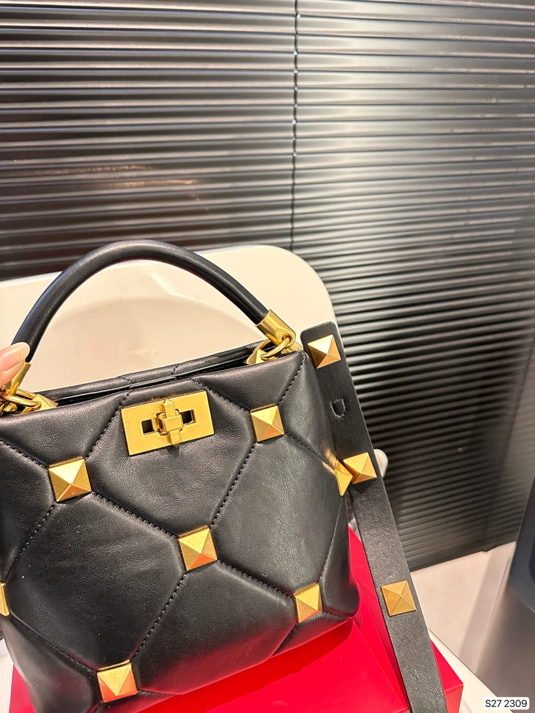 P370 comes with a folding box. Valentino bucket Valentino stud bag feels very gentle. The golden rivets add a touch of nobility. It looks small but has a large capacity. It is suitable for commuting and daily outings. Size: 20 18 Item No. 2309