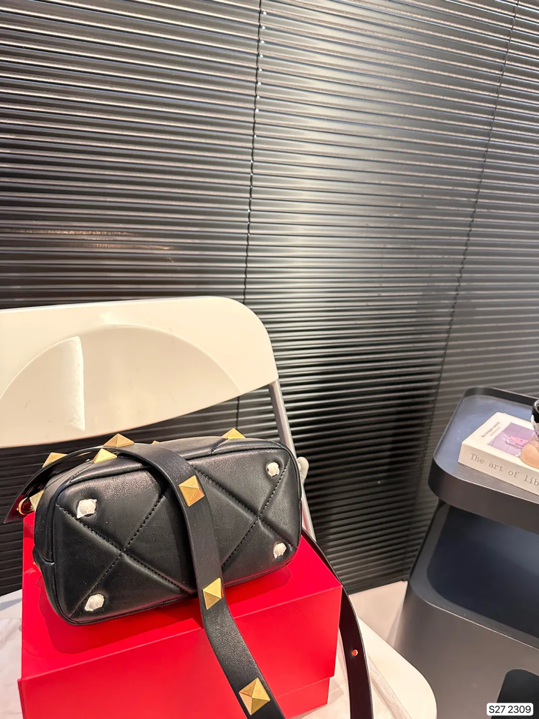 P370 comes with a folding box. Valentino bucket Valentino stud bag feels very gentle. The golden rivets add a touch of nobility. It looks small but has a large capacity. It is suitable for commuting and daily outings. Size: 20 18 Item No. 2309