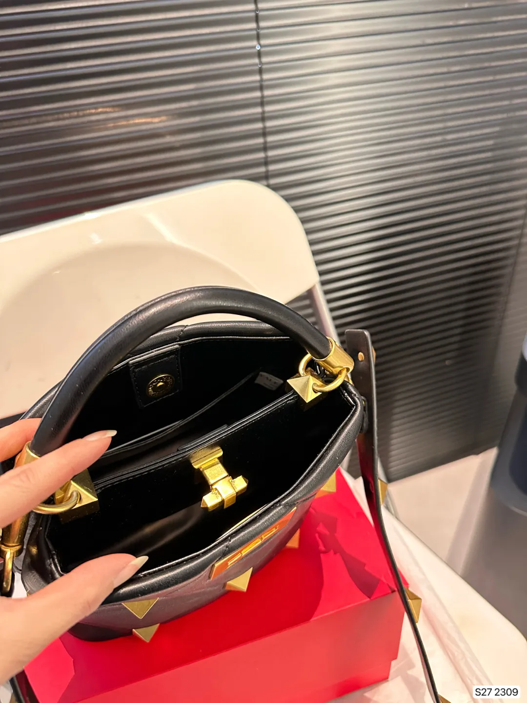 P370 comes with a folding box. Valentino bucket Valentino stud bag feels very gentle. The golden rivets add a touch of nobility. It looks small but has a large capacity. It is suitable for commuting and daily outings. Size: 20 18 Item No. 2309