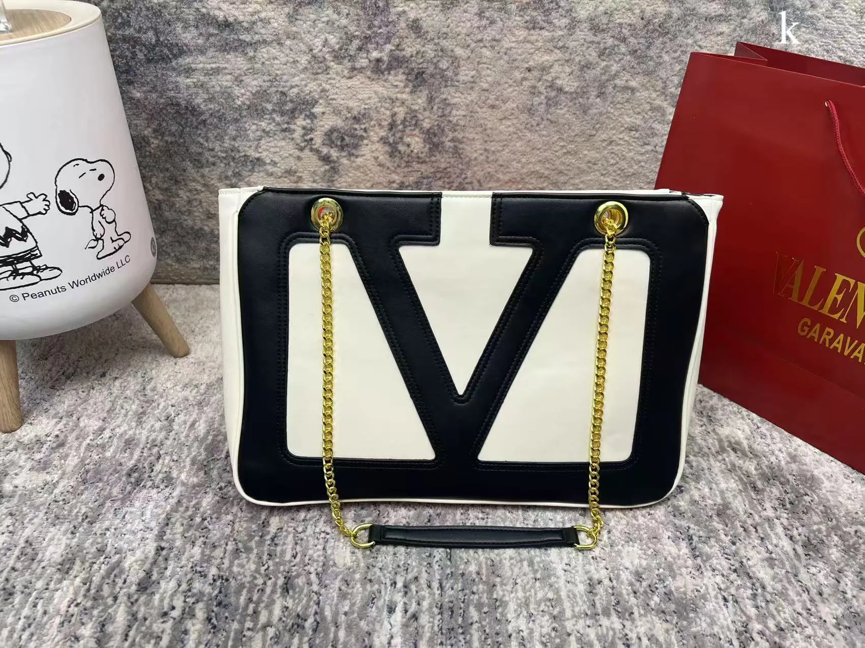 p280 Valentino Valentino ⚠️ Comes with box ⚠️ Size 37*26 VivaSuperstar meets your various needs. Its capacity is amazing. It looks flat, but it can hold a laptop. It breaks the shape of the traditional tote bag. It is made of soft lambskin, delicate and soft, and the bag body is light.