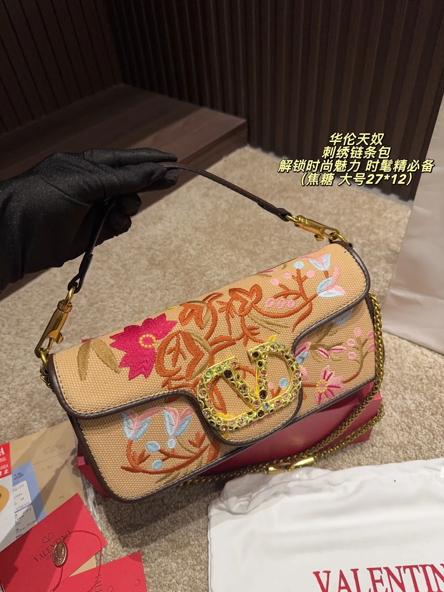 Large P400 comes with box⚠️size 27*12 Small P390 comes with box⚠️size 20*11 Valentino embroidered chain bag Unlocks fashion charm Can be salty or sweet The most beautiful girl on the street