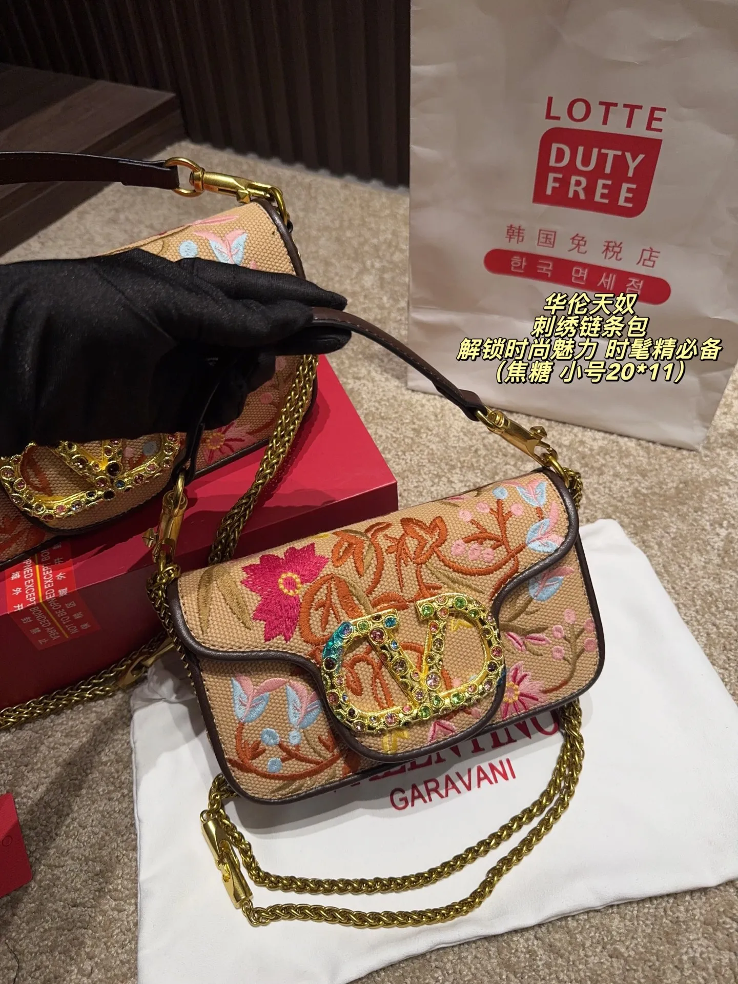 Large P400 comes with box⚠️size 27*12 Small P390 comes with box⚠️size 20*11 Valentino embroidered chain bag Unlocks fashion charm Can be salty or sweet The most beautiful girl on the street