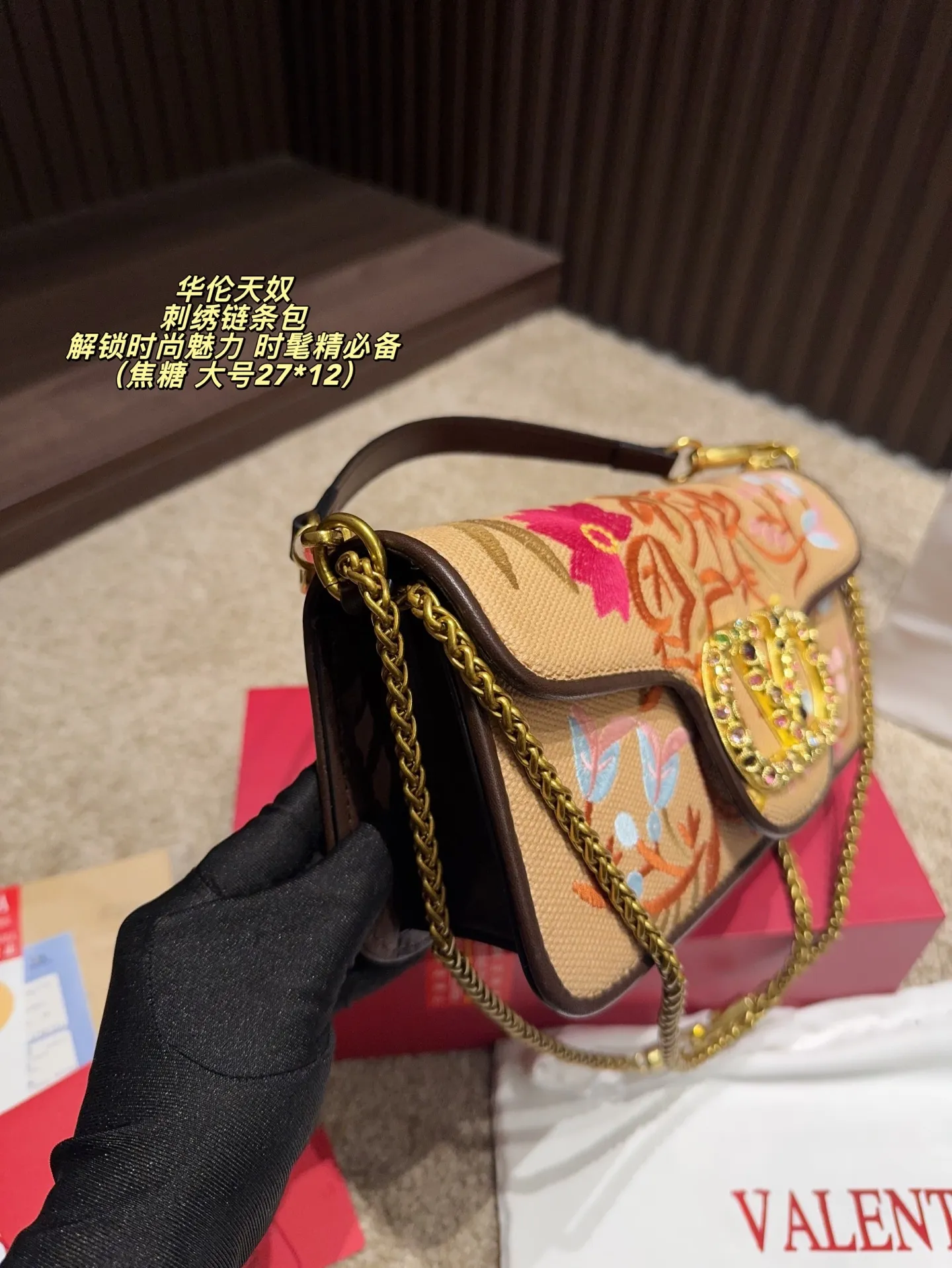 Large P400 comes with box⚠️size 27*12 Small P390 comes with box⚠️size 20*11 Valentino embroidered chain bag Unlocks fashion charm Can be salty or sweet The most beautiful girl on the street