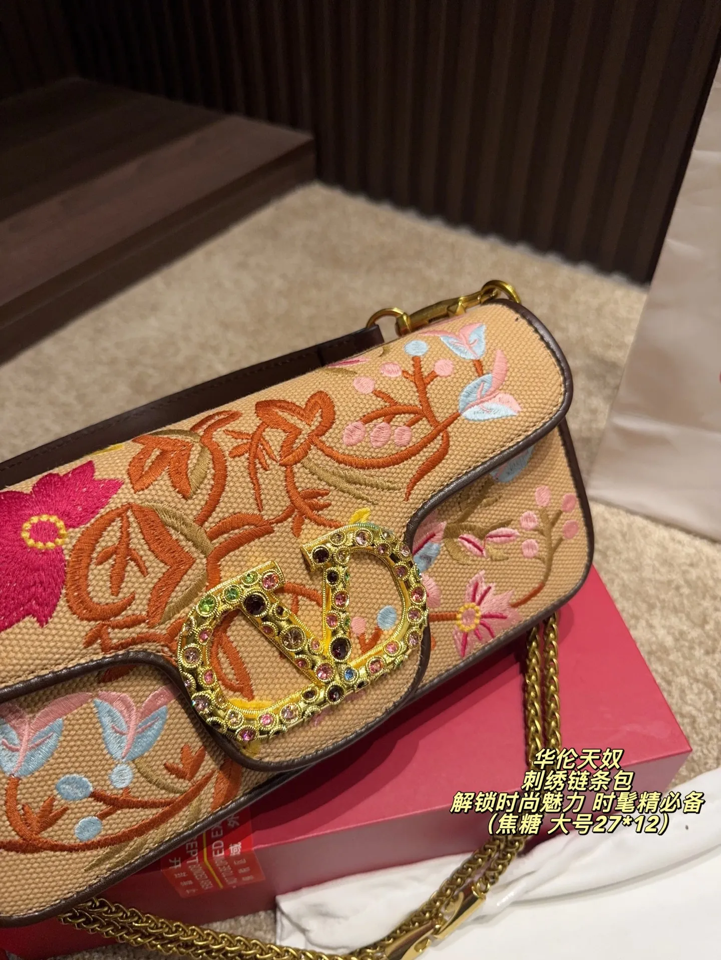 Large P400 comes with box⚠️size 27*12 Small P390 comes with box⚠️size 20*11 Valentino embroidered chain bag Unlocks fashion charm Can be salty or sweet The most beautiful girl on the street