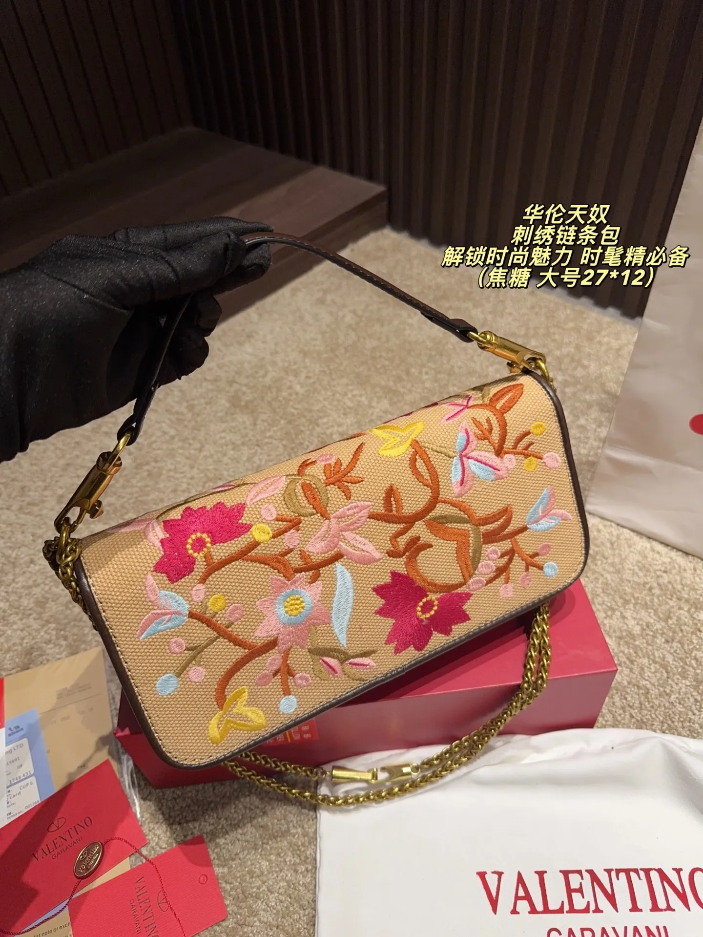 Large P400 comes with box⚠️size 27*12 Small P390 comes with box⚠️size 20*11 Valentino embroidered chain bag Unlocks fashion charm Can be salty or sweet The most beautiful girl on the street