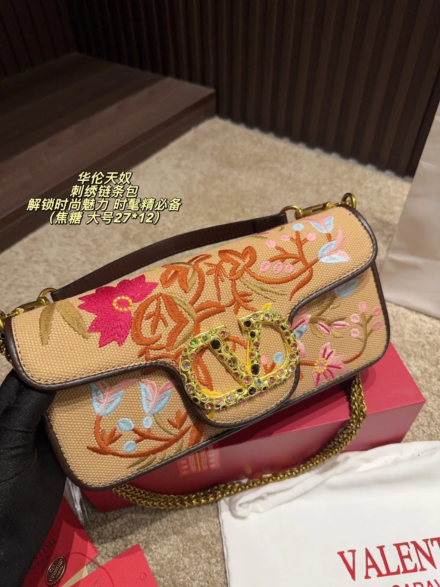 Large P400 comes with box⚠️size 27*12 Small P390 comes with box⚠️size 20*11 Valentino embroidered chain bag Unlocks fashion charm Can be salty or sweet The most beautiful girl on the street