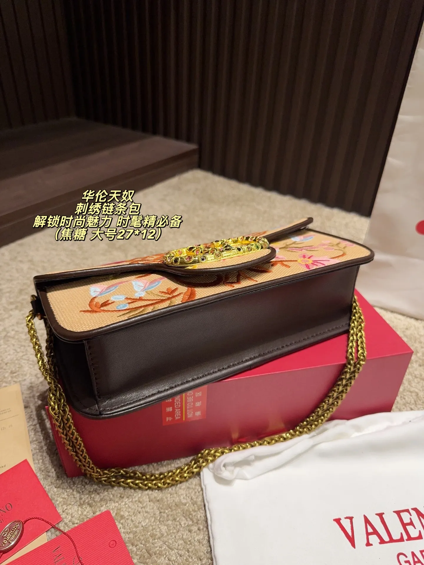Large P400 comes with box⚠️size 27*12 Small P390 comes with box⚠️size 20*11 Valentino embroidered chain bag Unlocks fashion charm Can be salty or sweet The most beautiful girl on the street