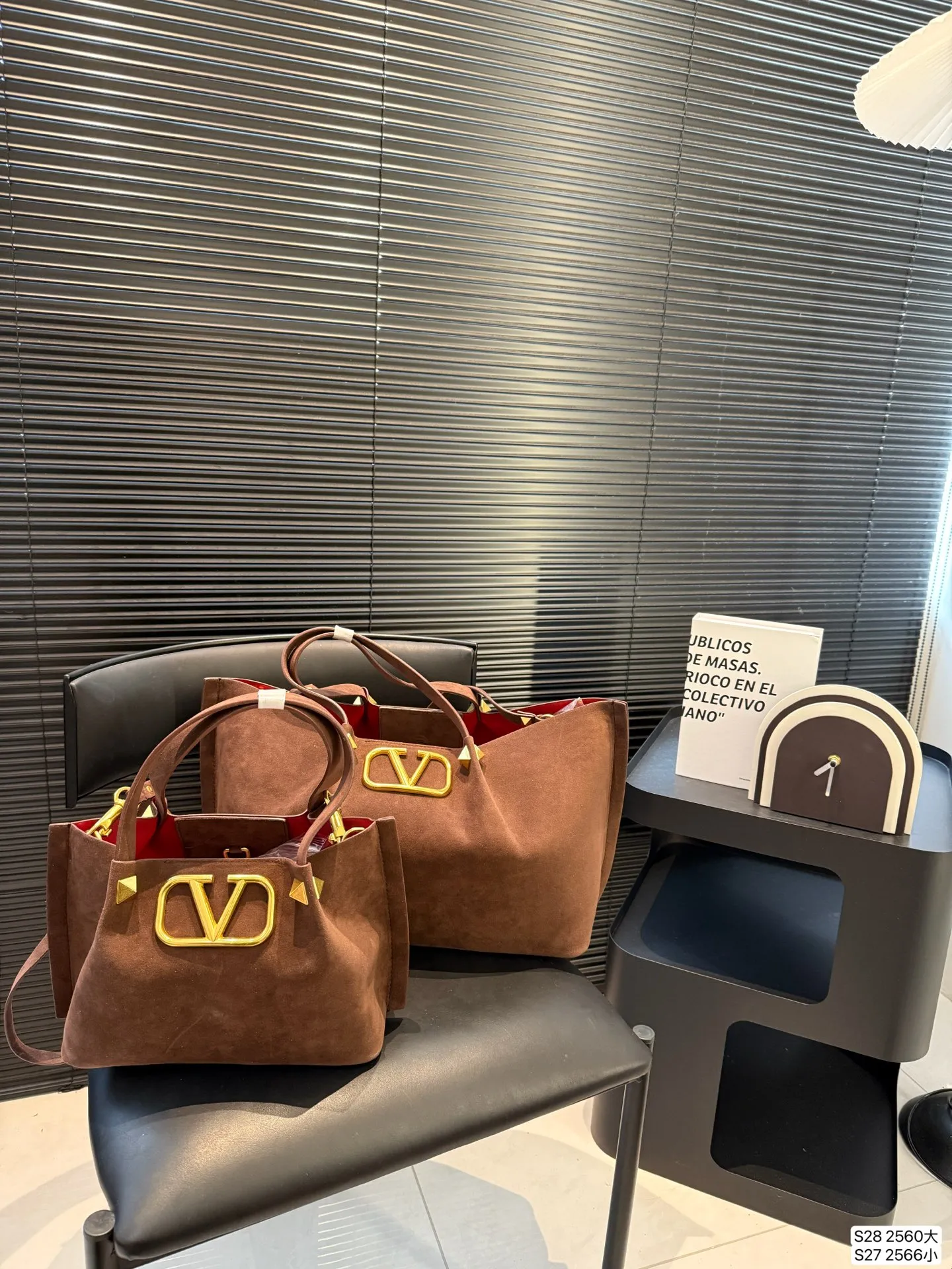 Large size P380 Small size P370 Valentino tote bag has a retro feel, high-end yet elegant, super atmospheric, suitable for commuting, casual, and dating. Size: Large size 37 23 Small size 25 19 Item number Large 2560 Small 2566