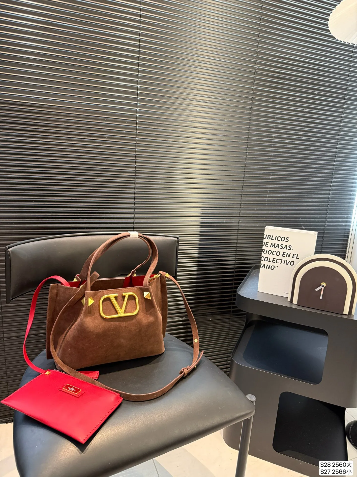 Large size P380 Small size P370 Valentino tote bag has a retro feel, high-end yet elegant, super atmospheric, suitable for commuting, casual, and dating. Size: Large size 37 23 Small size 25 19 Item number Large 2560 Small 2566