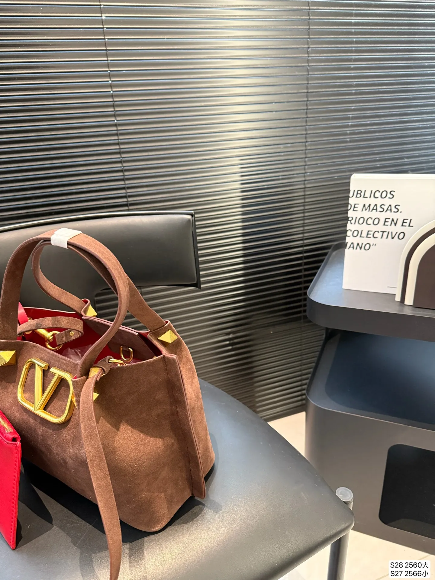 Large size P380 Small size P370 Valentino tote bag has a retro feel, high-end yet elegant, super atmospheric, suitable for commuting, casual, and dating. Size: Large size 37 23 Small size 25 19 Item number Large 2560 Small 2566