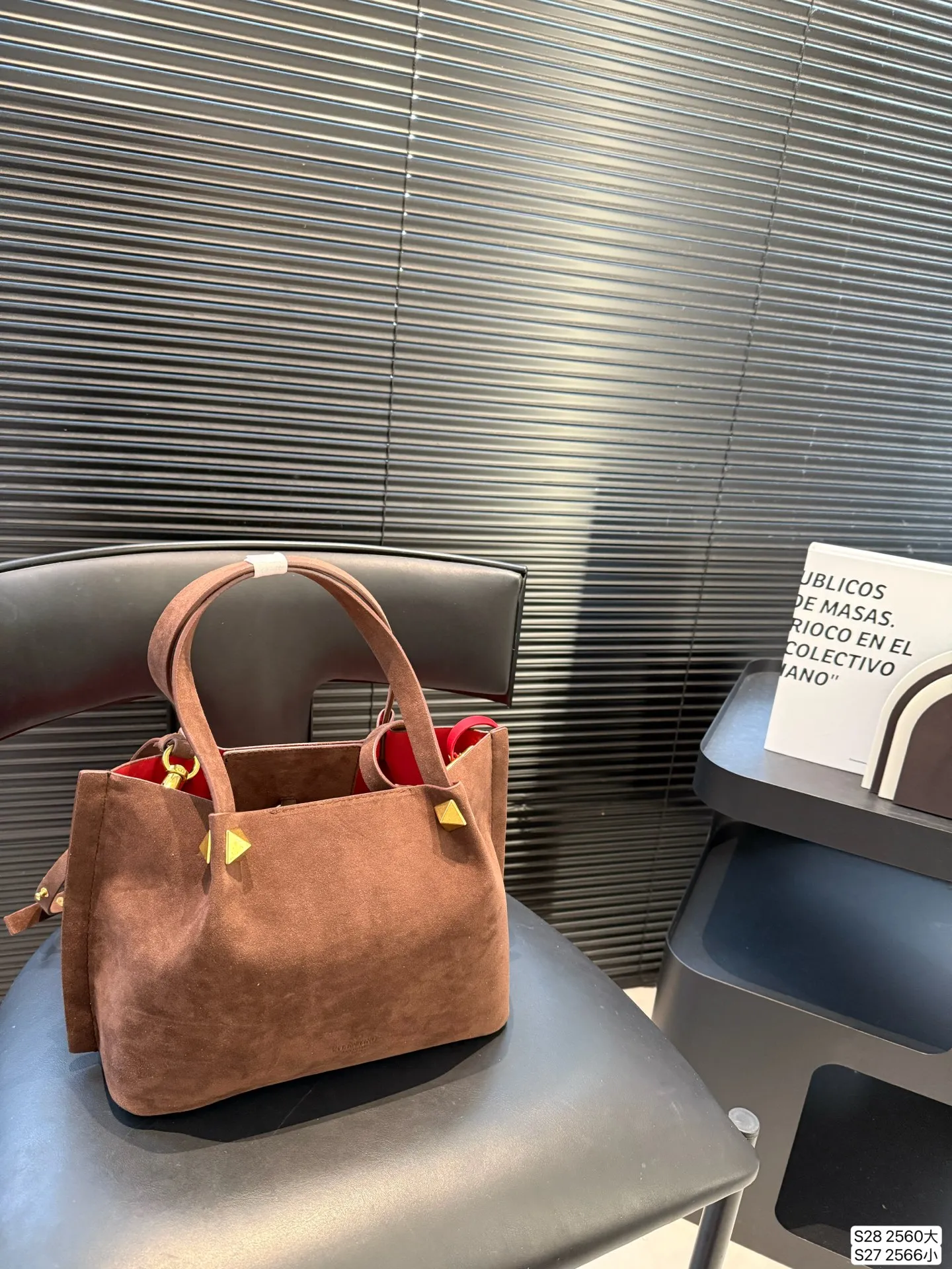 Large size P380 Small size P370 Valentino tote bag has a retro feel, high-end yet elegant, super atmospheric, suitable for commuting, casual, and dating. Size: Large size 37 23 Small size 25 19 Item number Large 2560 Small 2566