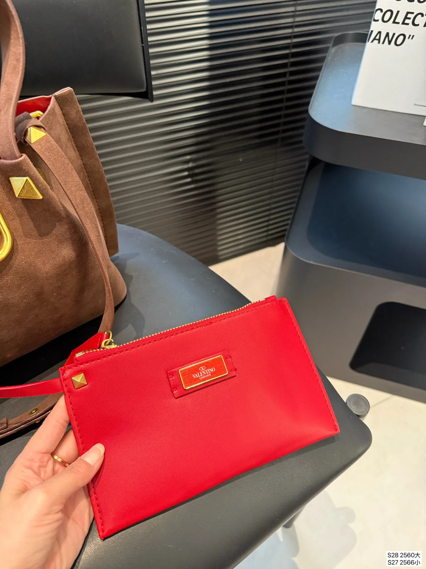 Large size P380 Small size P370 Valentino tote bag has a retro feel, high-end yet elegant, super atmospheric, suitable for commuting, casual, and dating. Size: Large size 37 23 Small size 25 19 Item number Large 2560 Small 2566