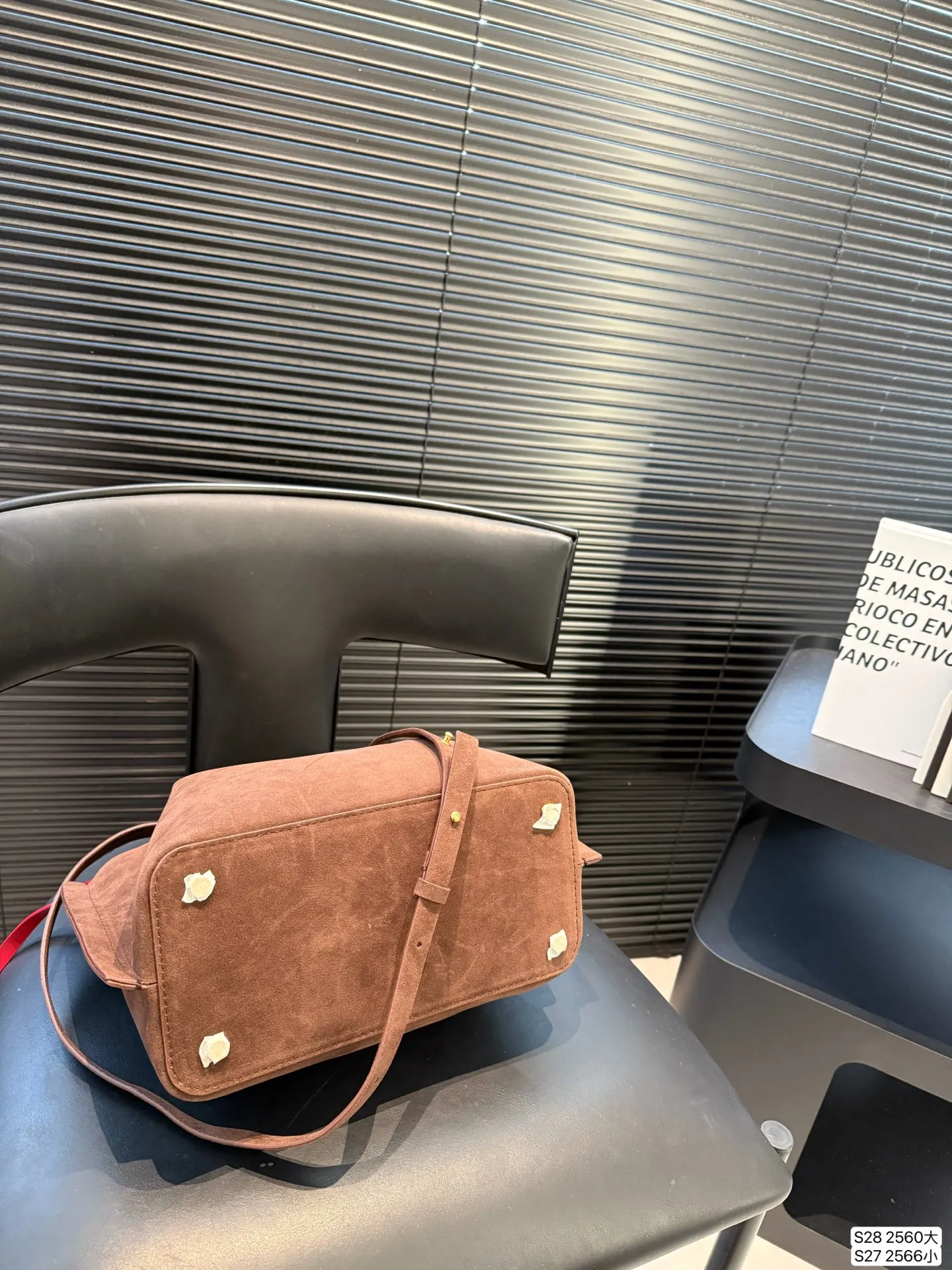 Large size P380 Small size P370 Valentino tote bag has a retro feel, high-end yet elegant, super atmospheric, suitable for commuting, casual, and dating. Size: Large size 37 23 Small size 25 19 Item number Large 2560 Small 2566